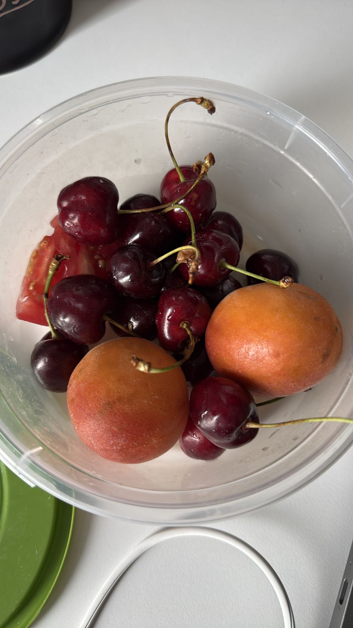 фрукты и помидор