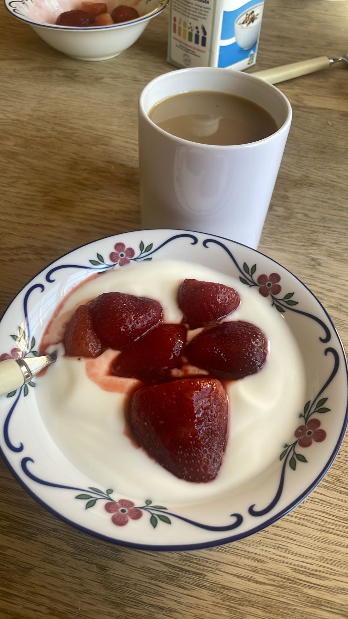 Yoghurt med jordgubbar och kaffe