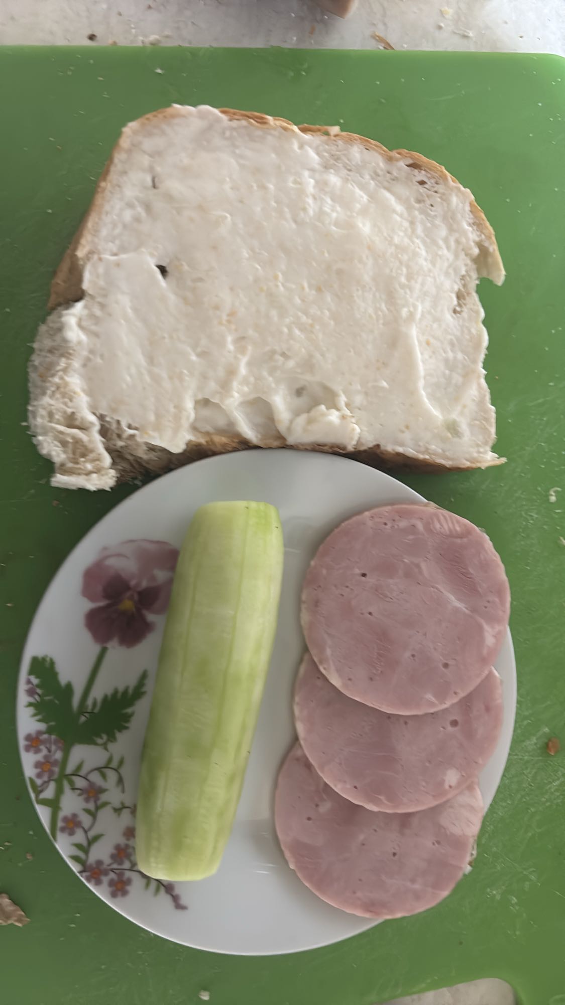 Sandviș cu castravete și șuncă