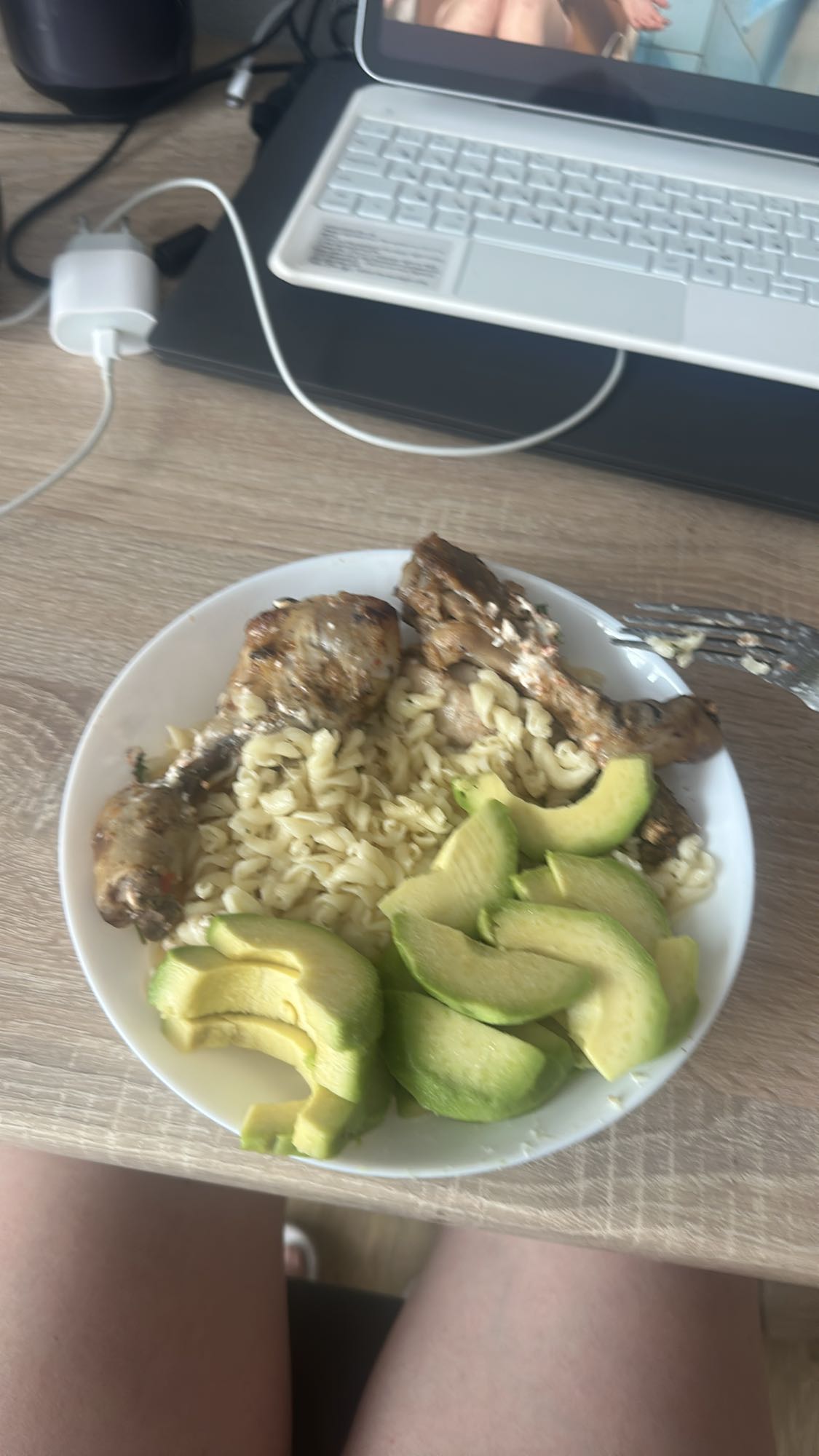 курица с пастой и авокадо