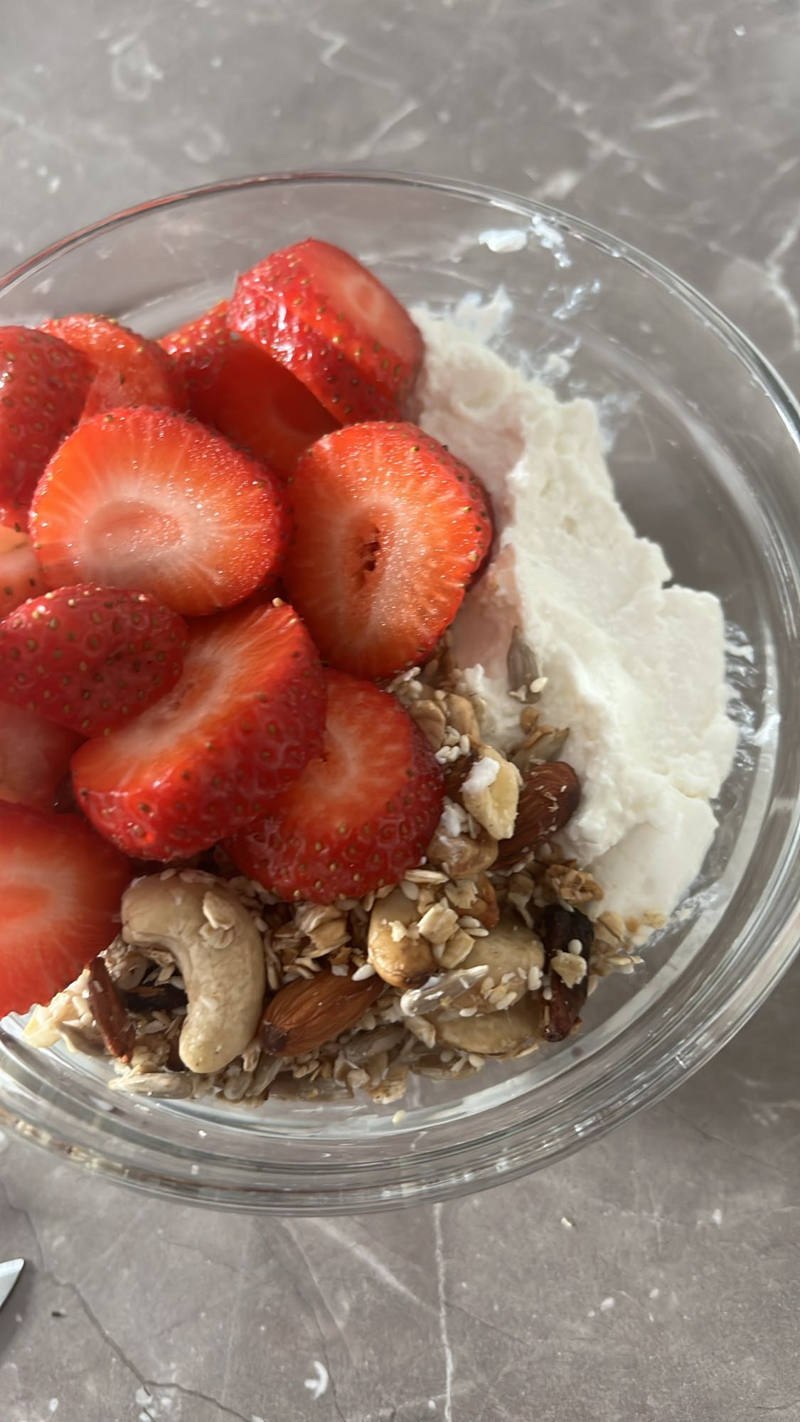 Mic dejun cu iaurt și fructe