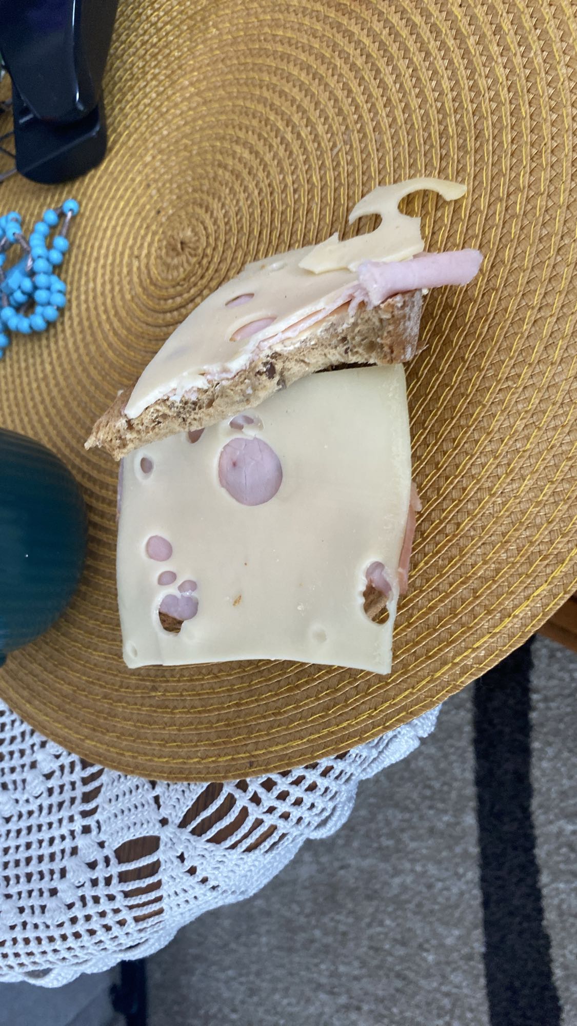 Kanapka z serem i szynką