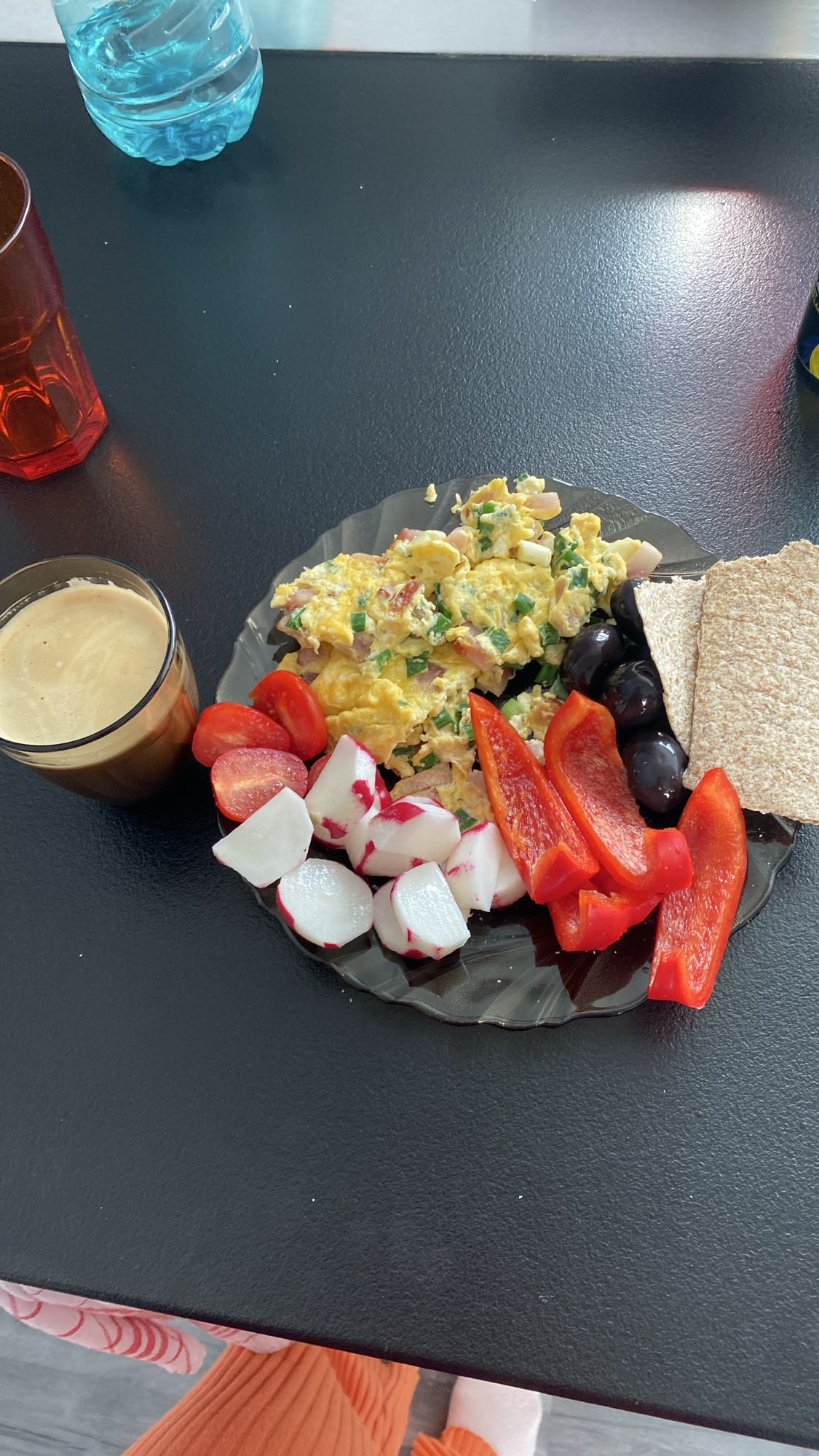 Mic dejun cu legume și ouă