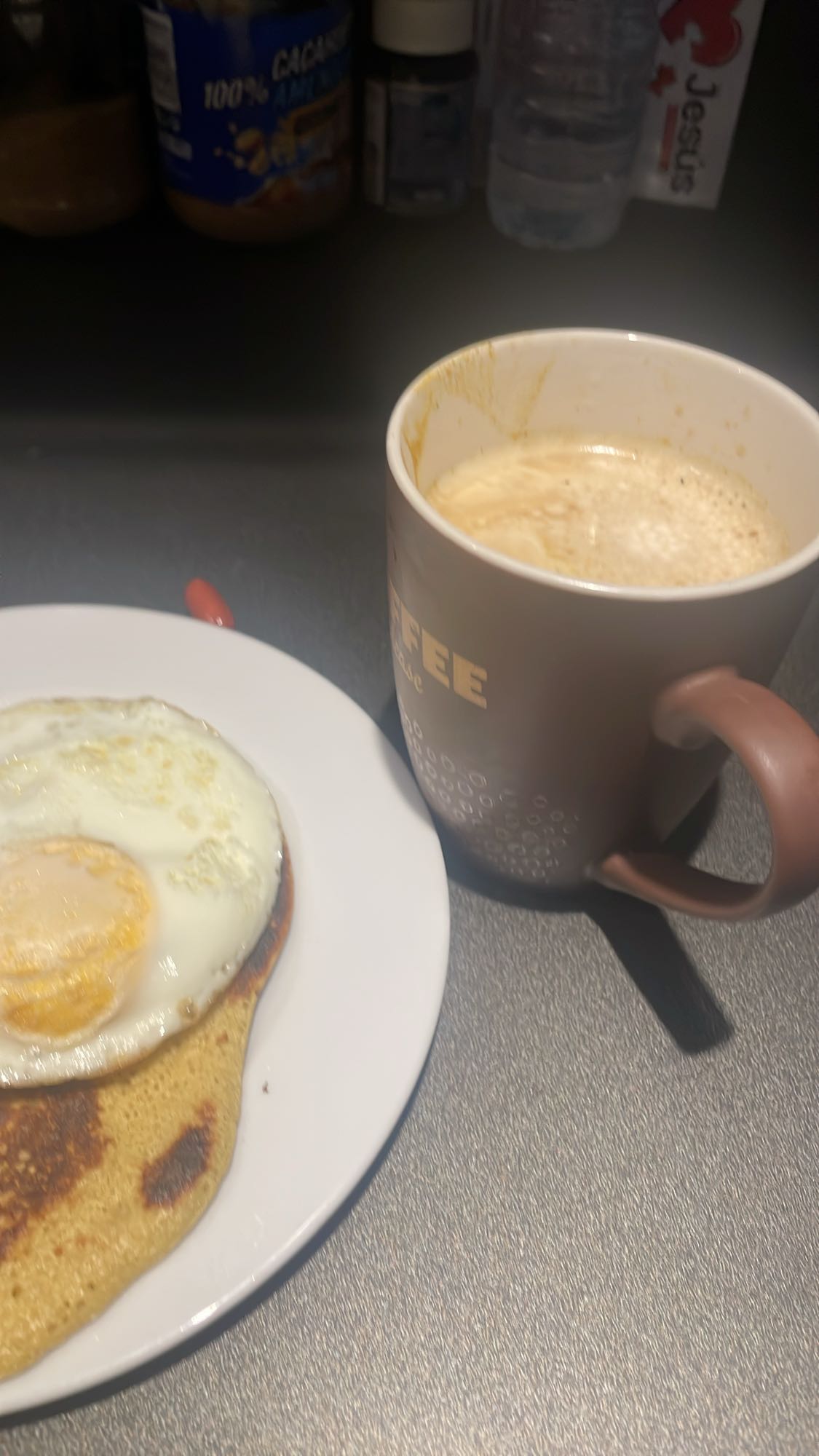 desayuno con huevo y café