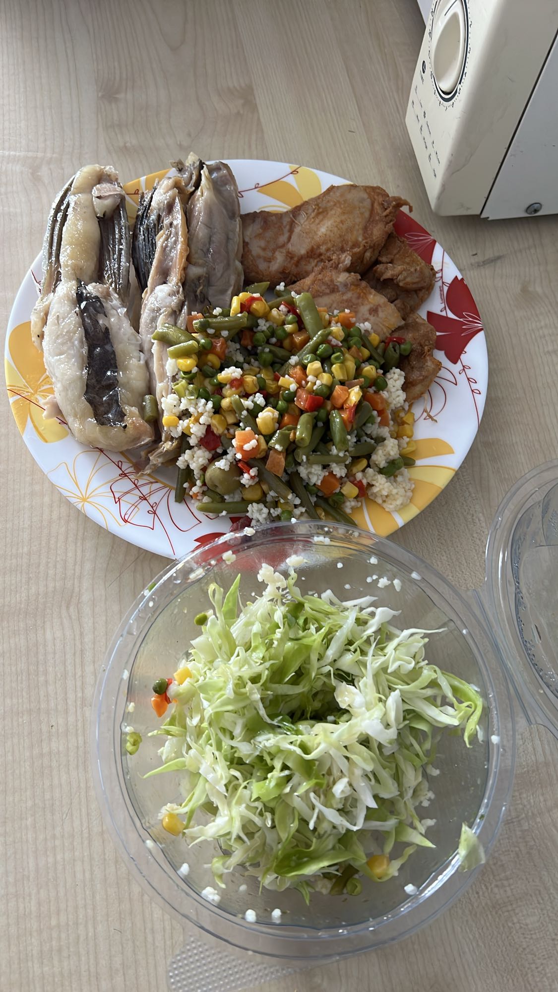 Pește cu legume și salată