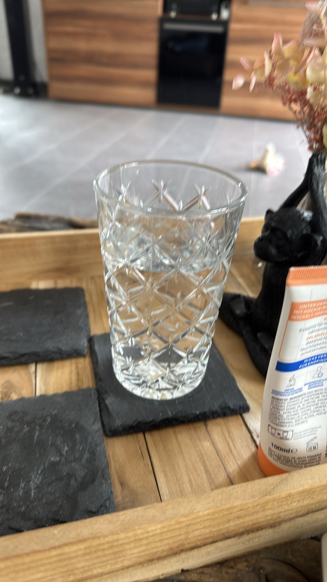 Zitronenwasser mit einer halben Zitrone