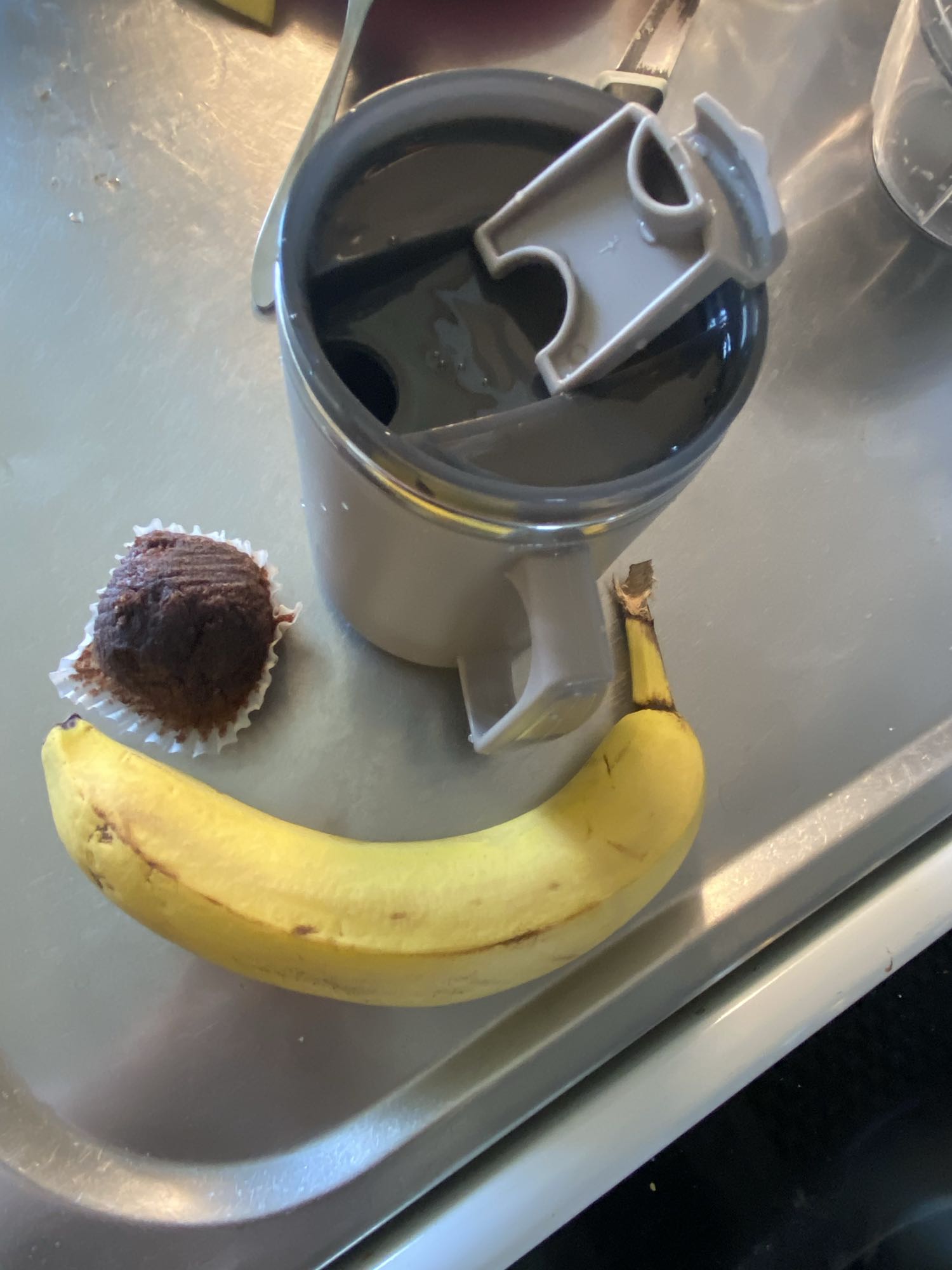 موز وقهوة وكب كيك