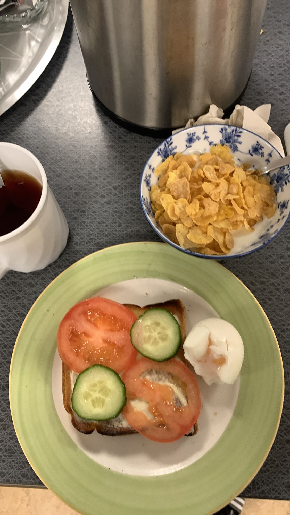 Frukost med ägg och flingor