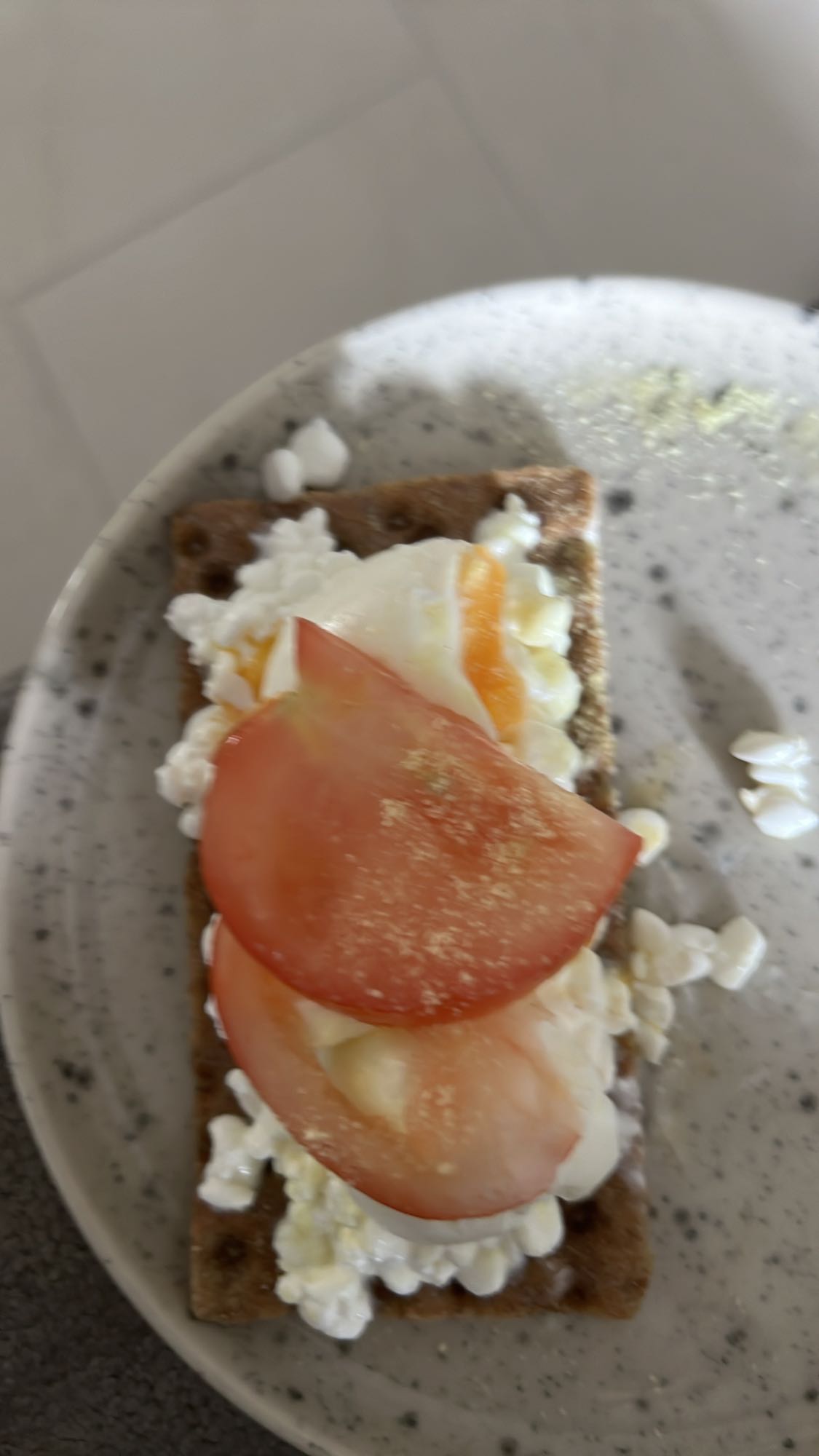 Knäckebröd med ägg och tomat