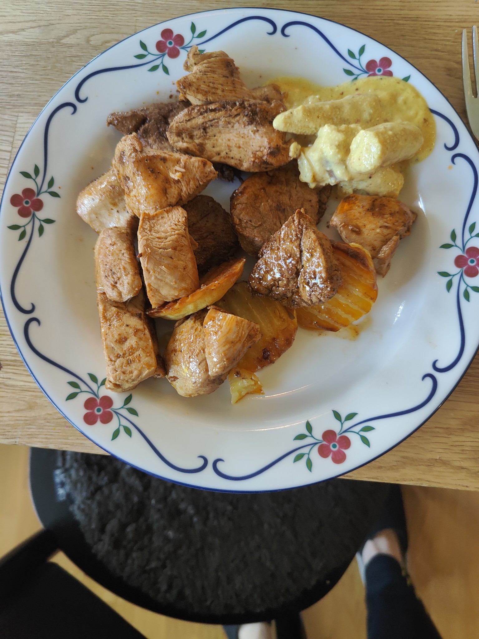 Chicken with potatoes and sauce