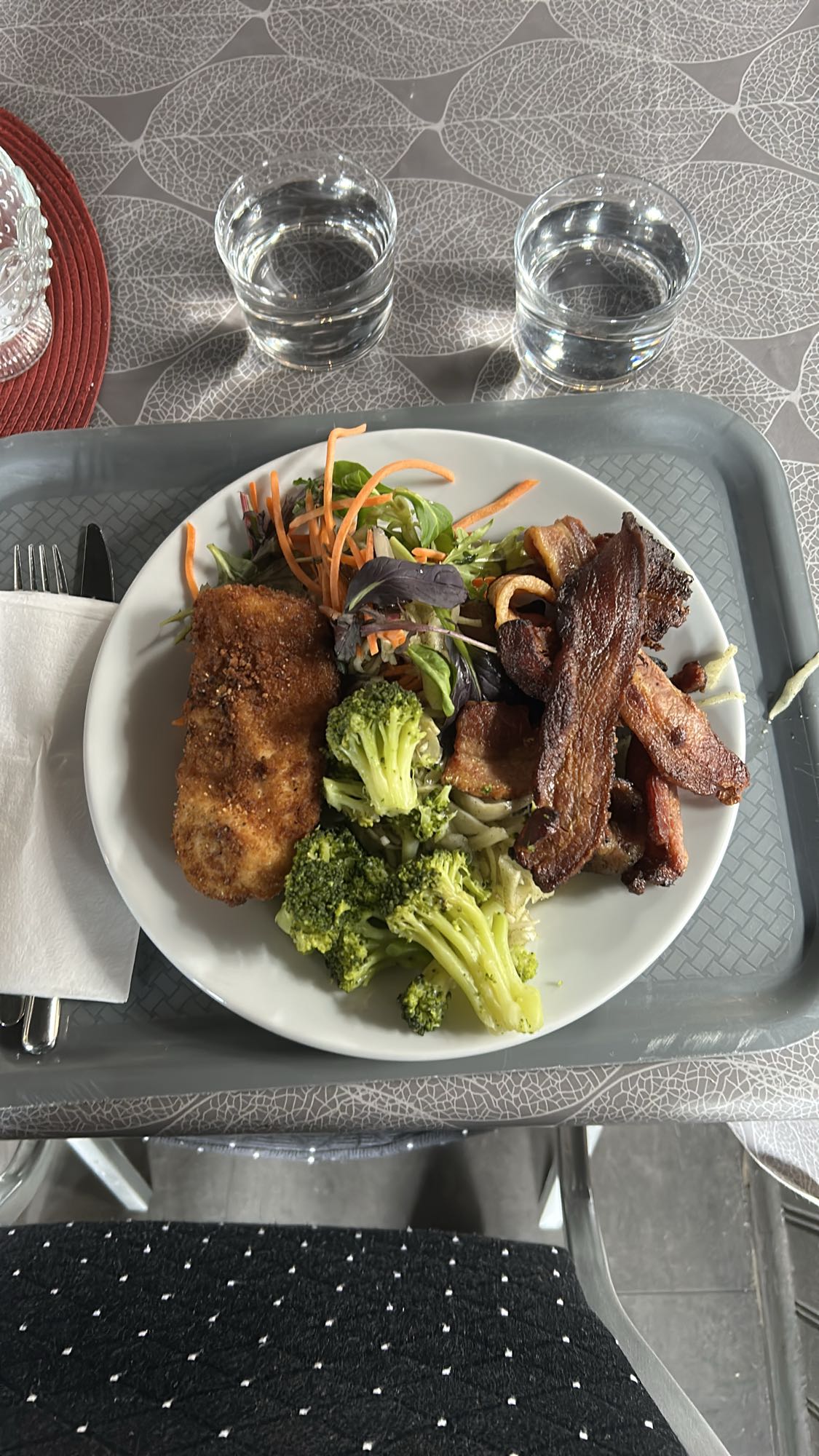 Panerad fisk med stekt fläsk