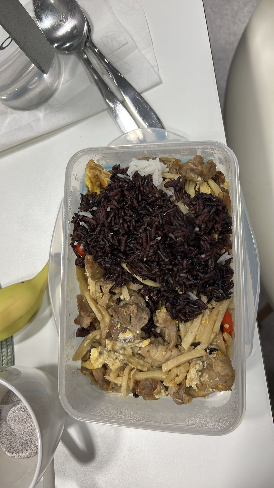 Svart ris og kjøttboks