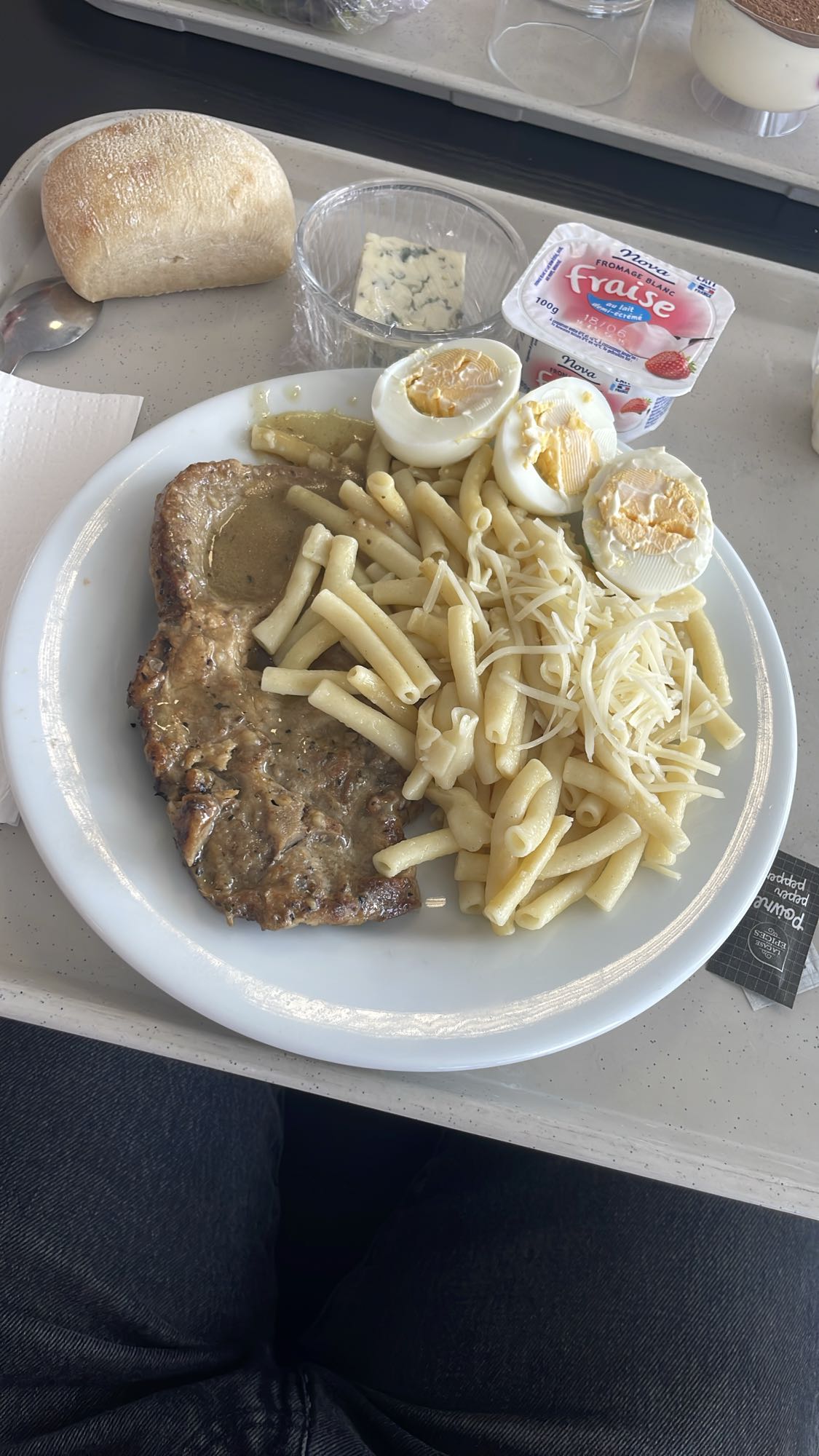 steak pâtes œufs déjeuner