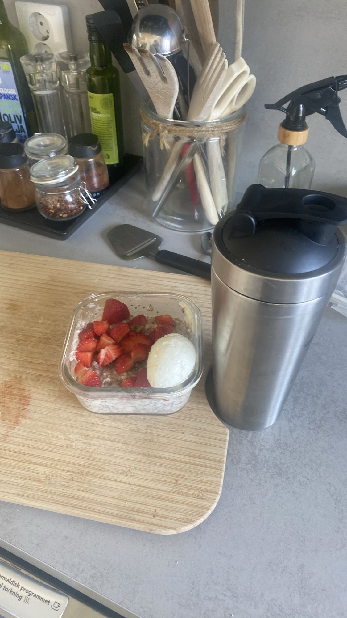 Kvarg, keso, mjölk, havregryn, chia, bananer, jordgubbar, proteinshake och 1 ägg