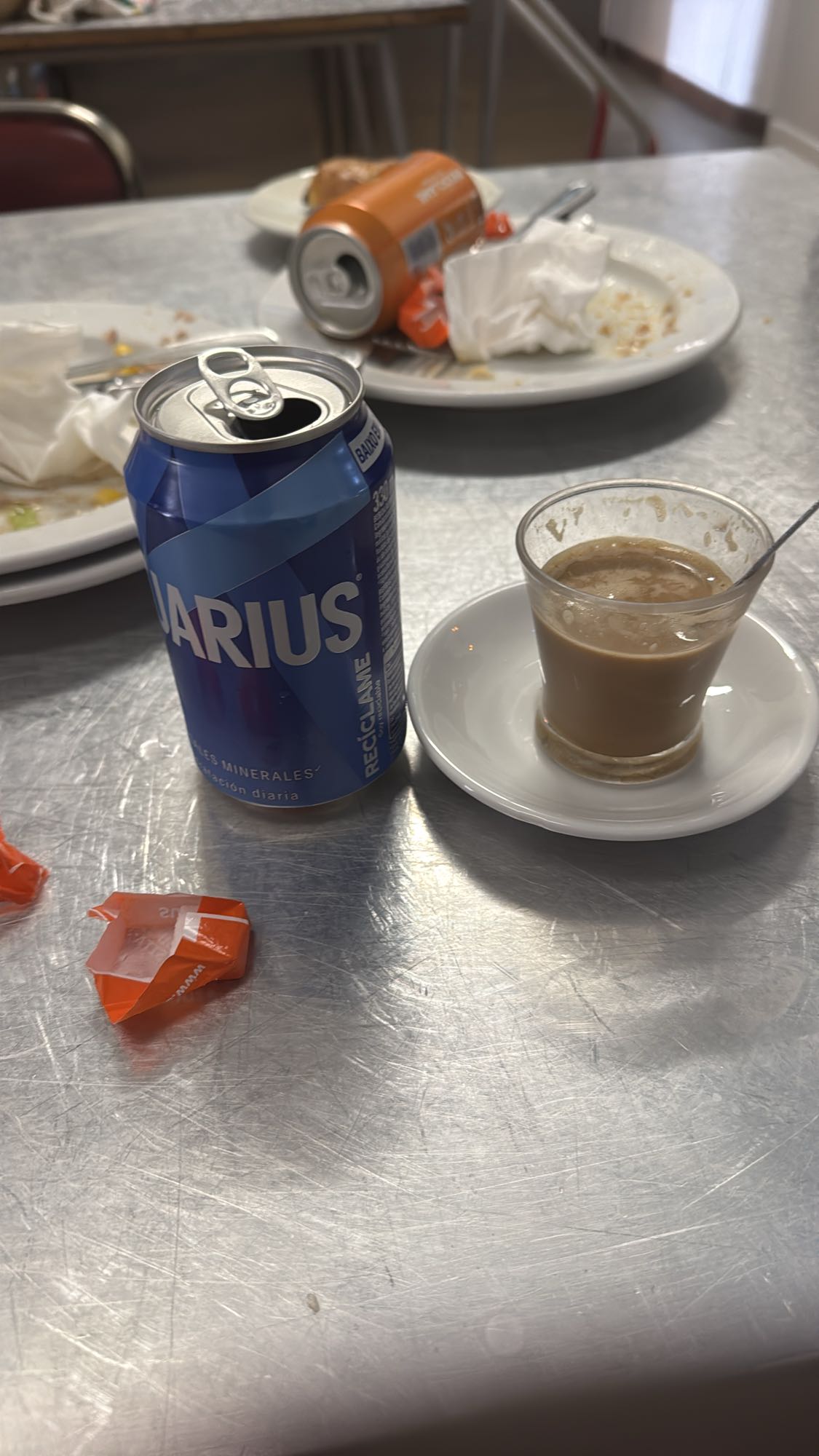 Café con leche y agua