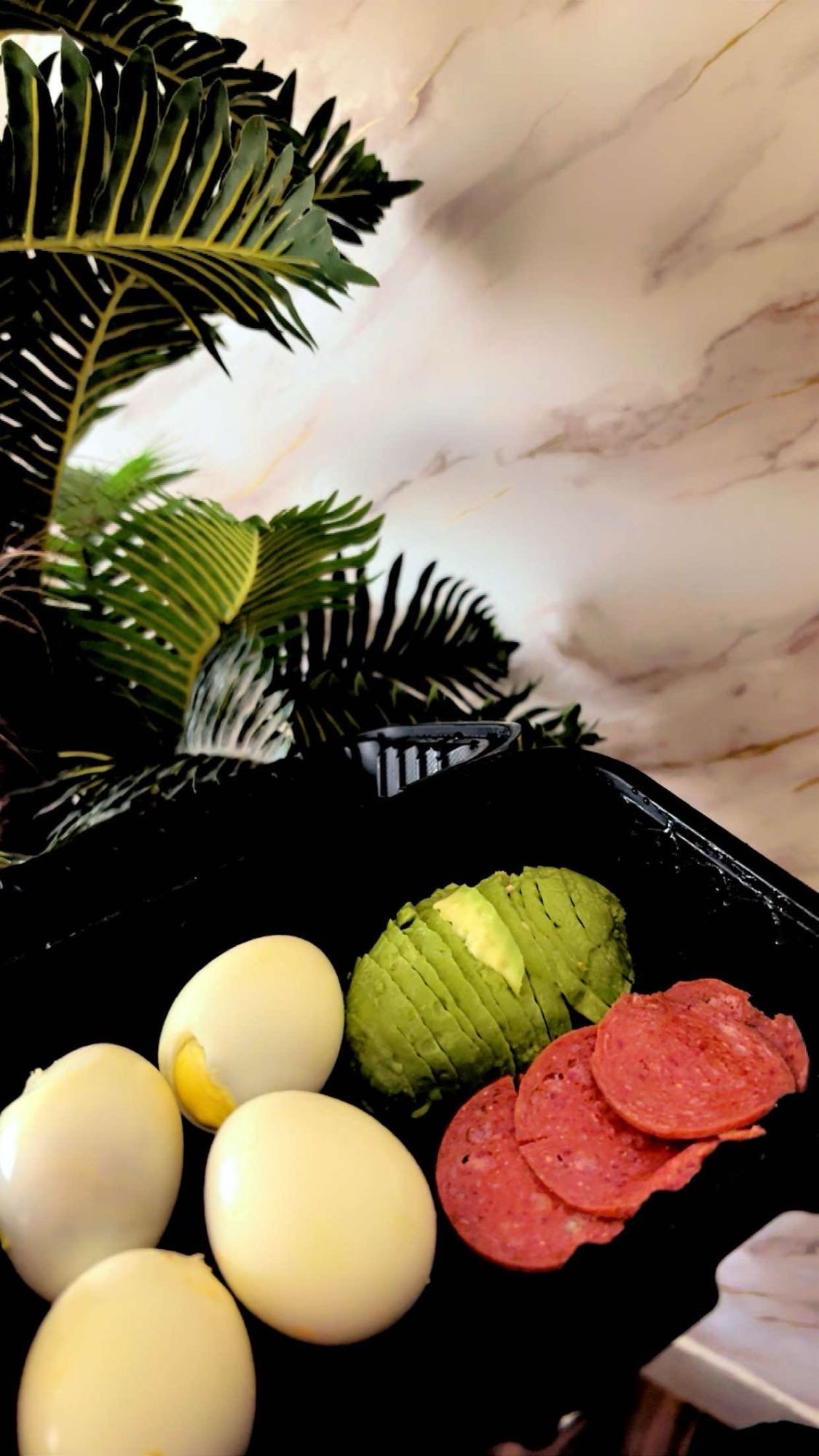 بيض وأفوكادو ولحم