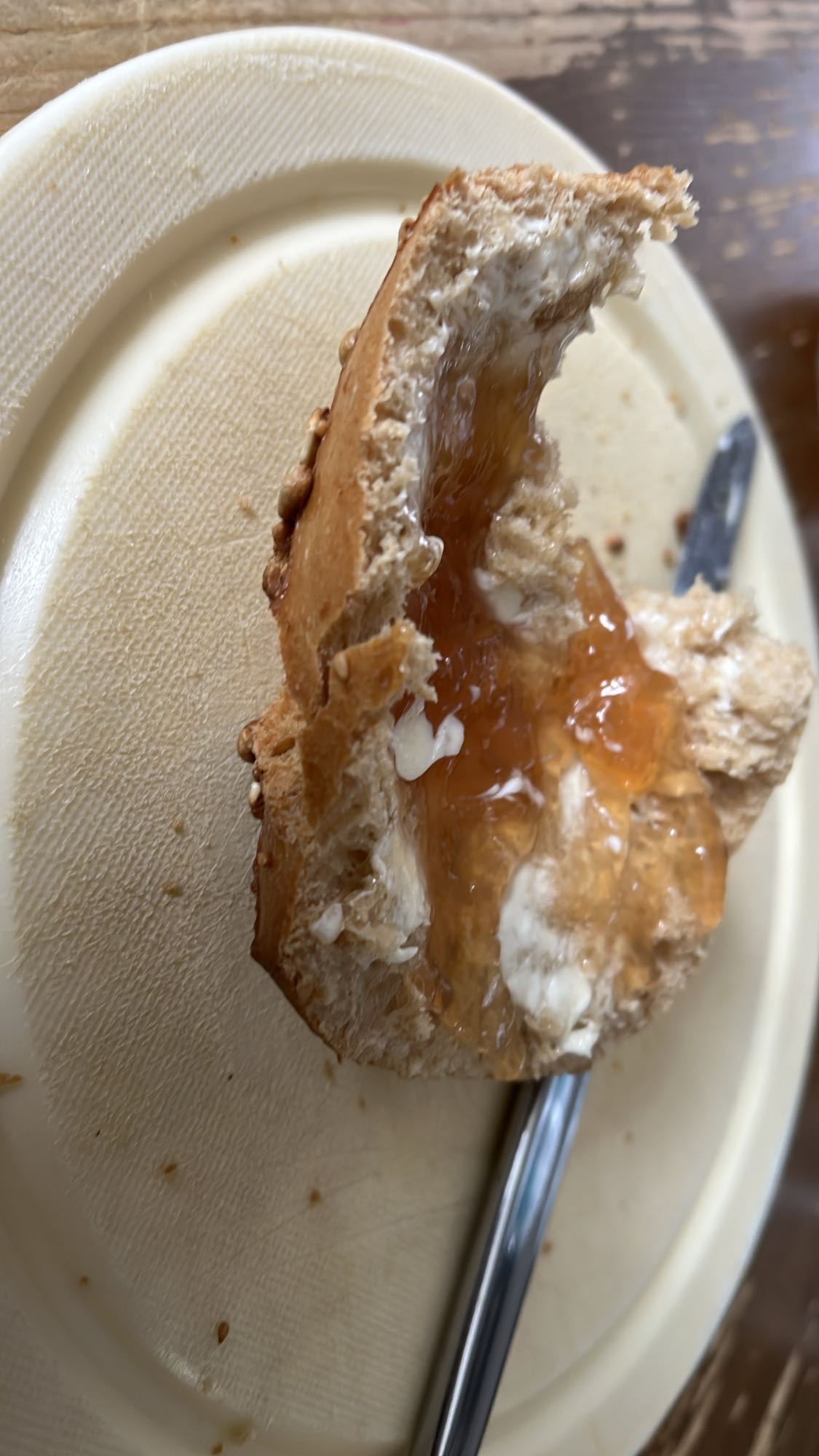 Dinkelbrötchen mit Marmelade