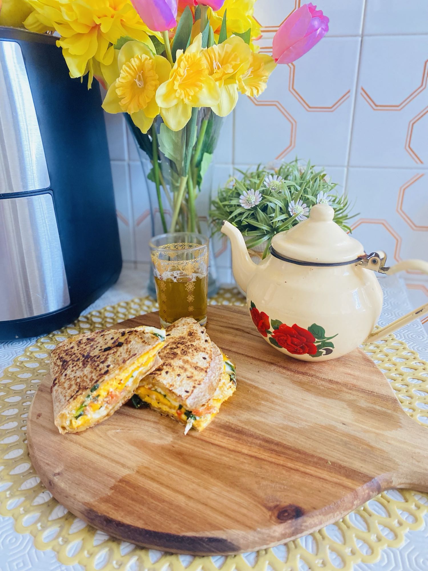 Sándwich de huevo y té