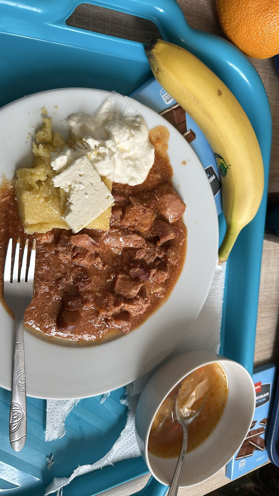 Mămăligă cu tocăniță și fructe