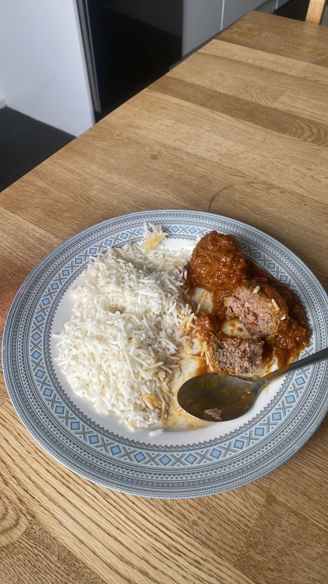 Ris med köttbullar i sås