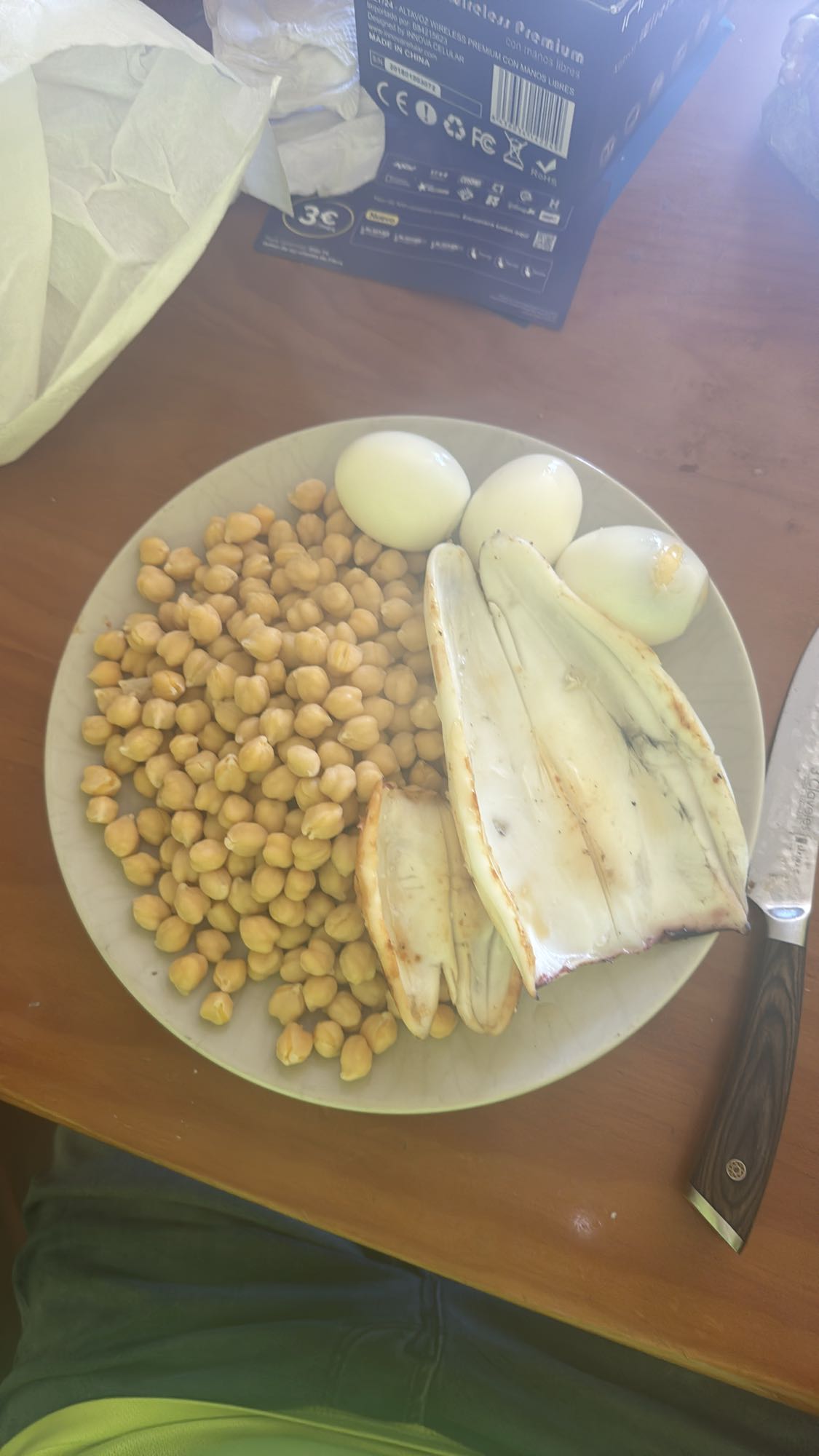 Plato de garbanzos y calamar