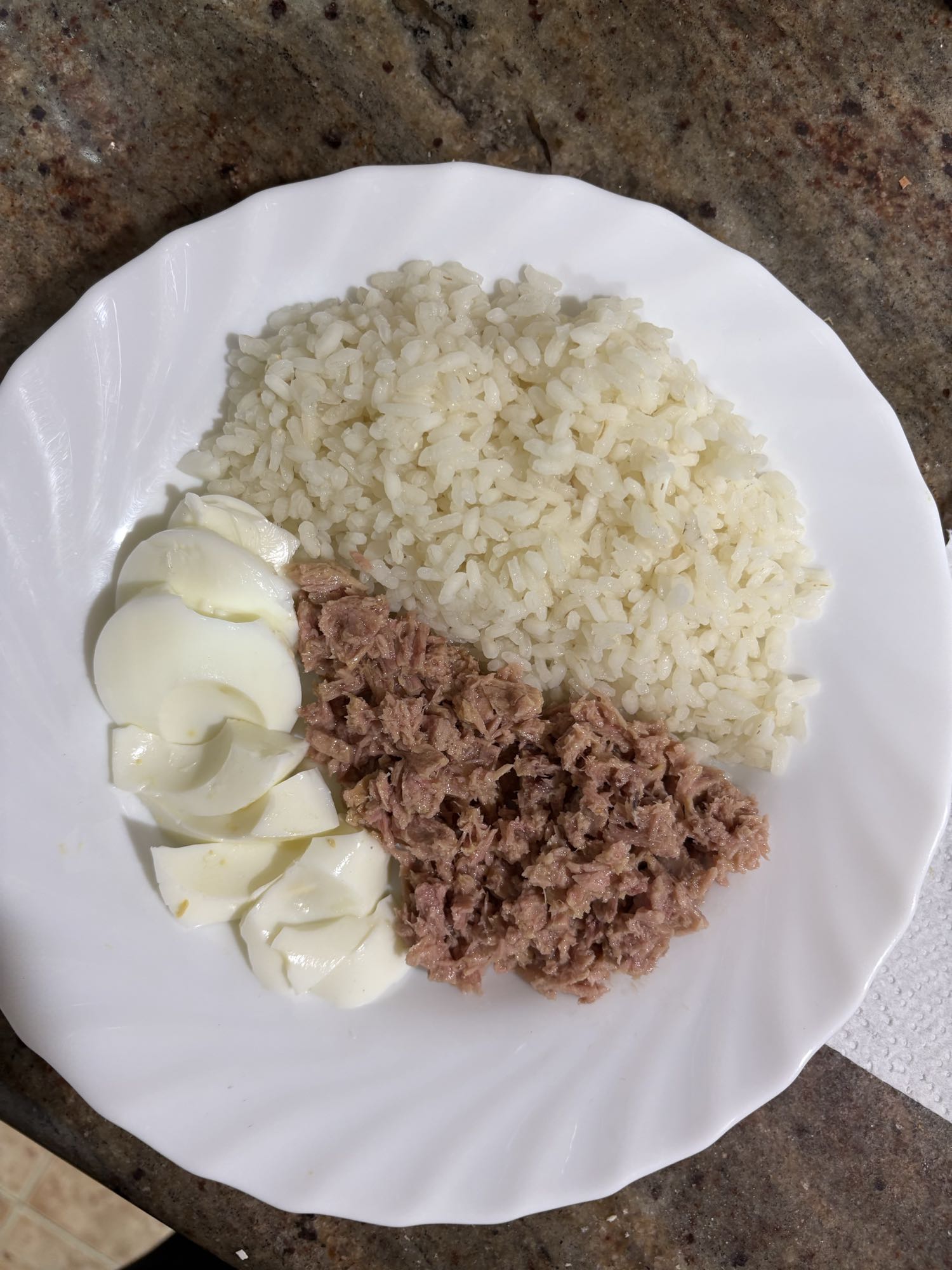 Arroz con atún y huevo