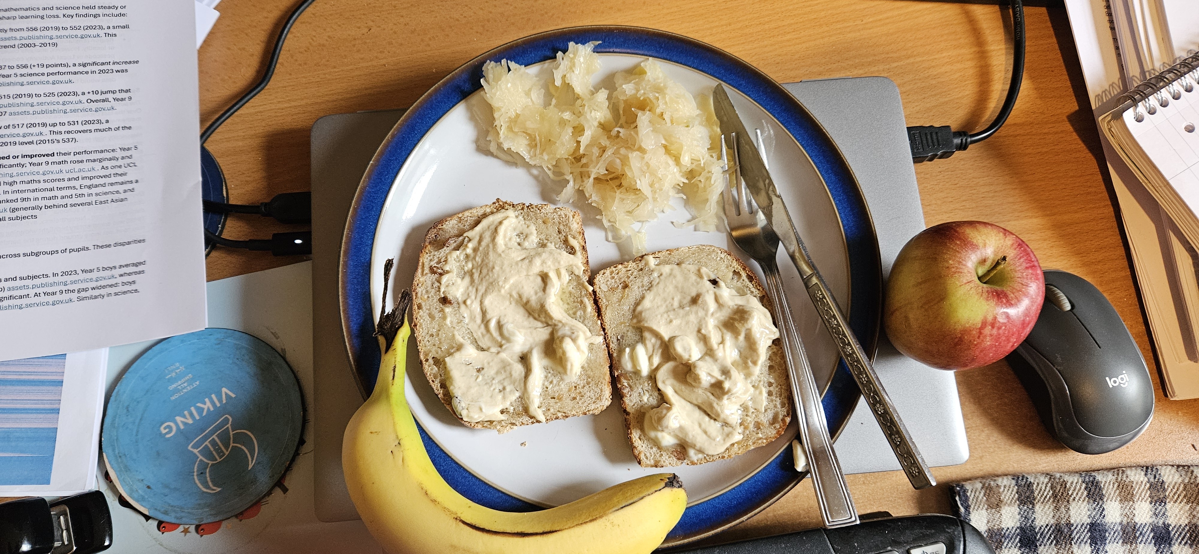 Toast with fruit & kraut