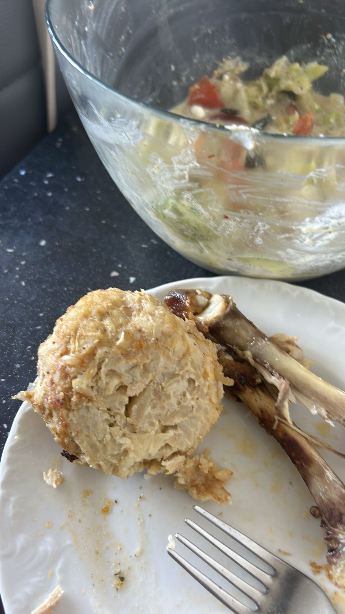 klops z kurczaka i sałatka