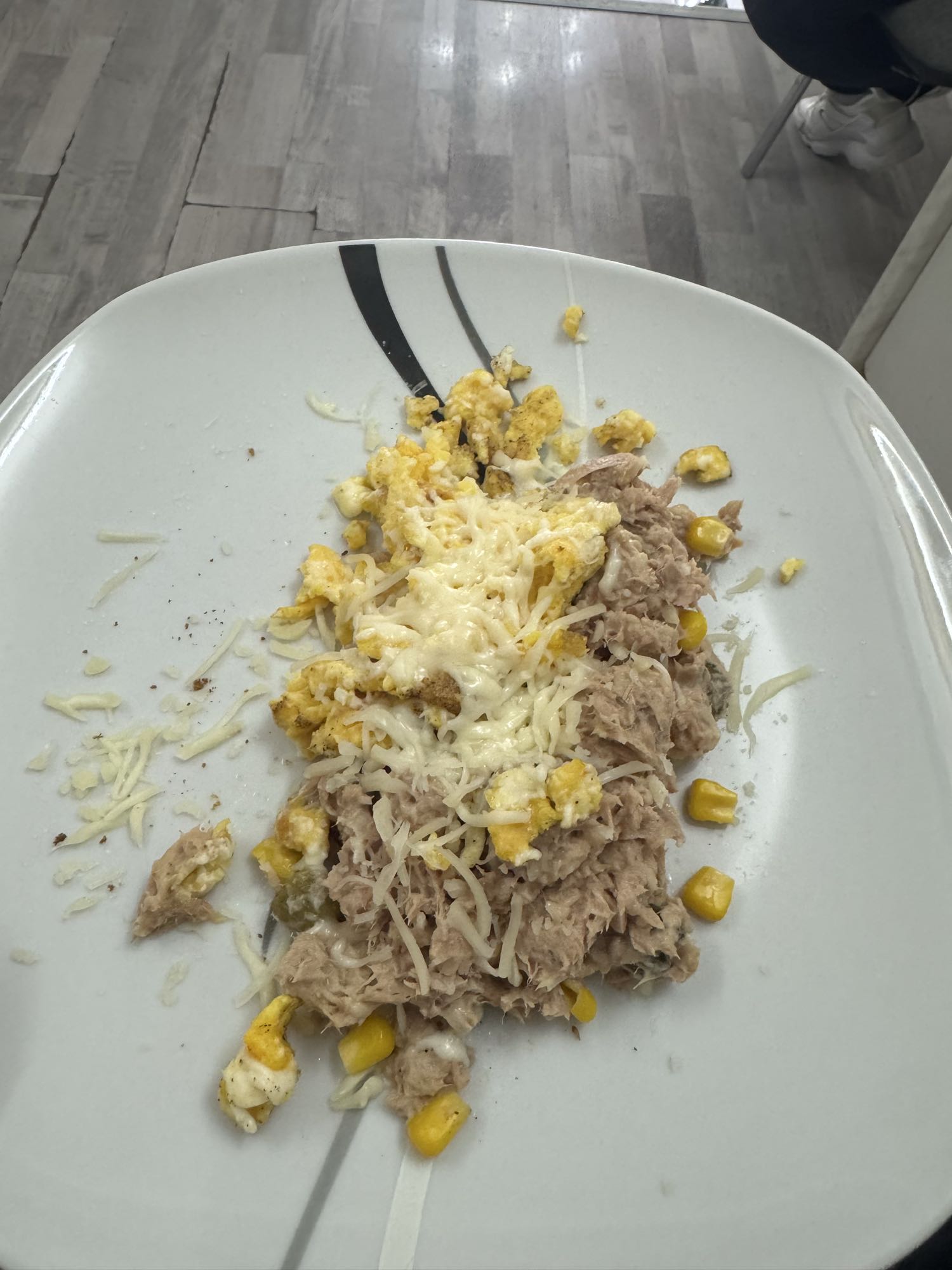 Dinkel Toast mit Thunfisch, Rührei, Käse, Mais, Gurke, Mayonnaise und Senf