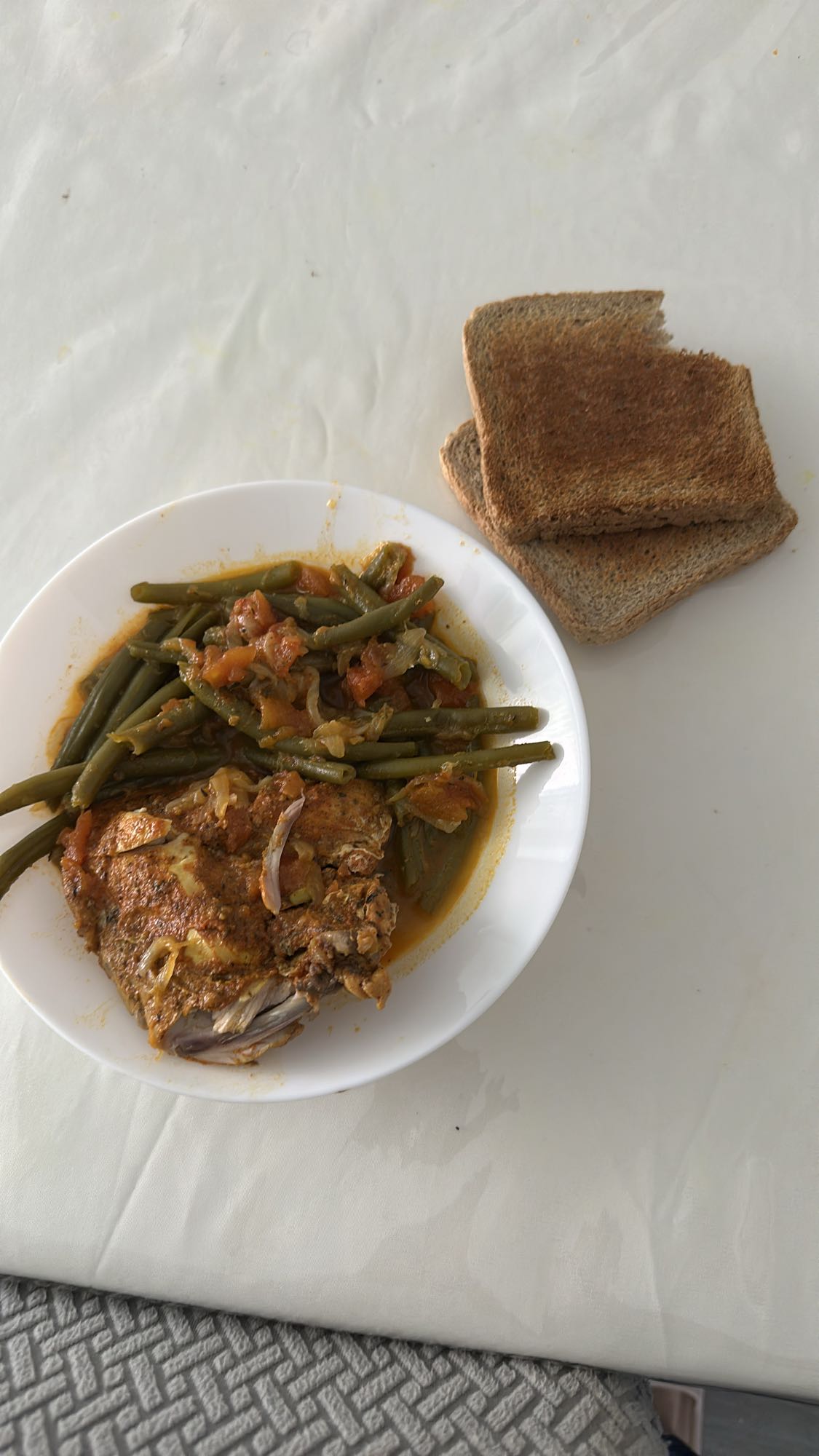 Pollo con judías y pan