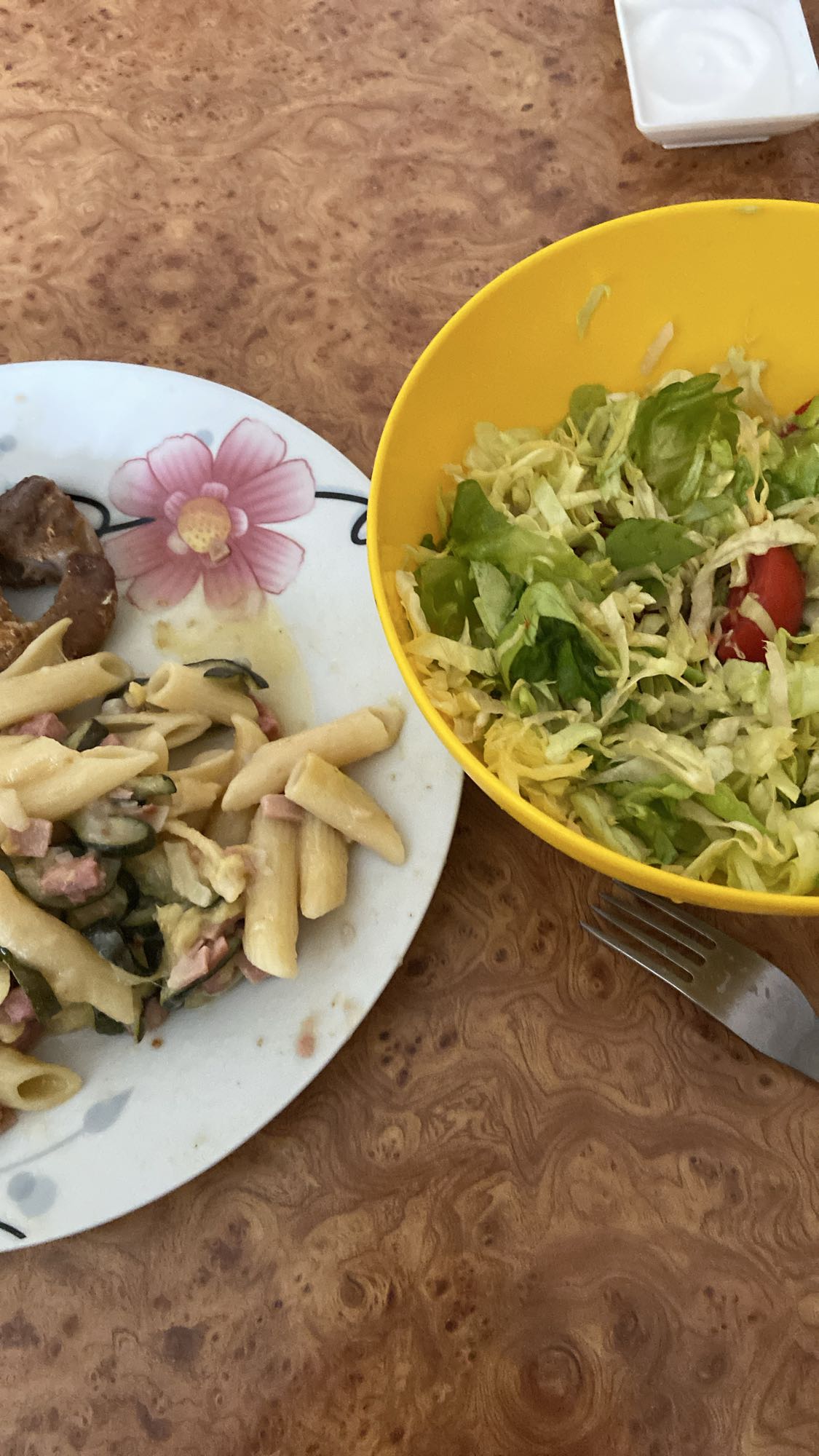 Paste cu parizer, carne de porc și salată verde