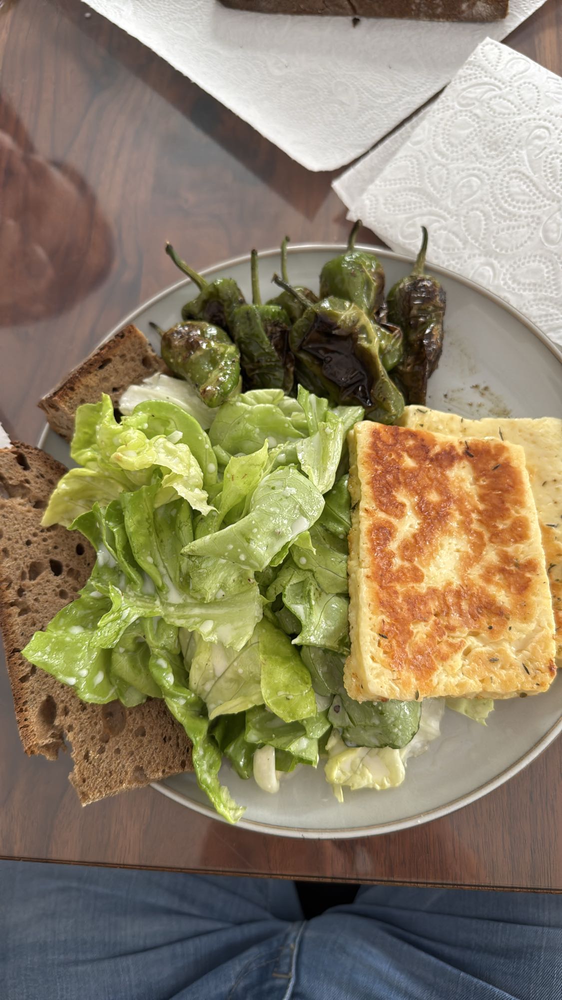 Grüner Salat mit Halloumi