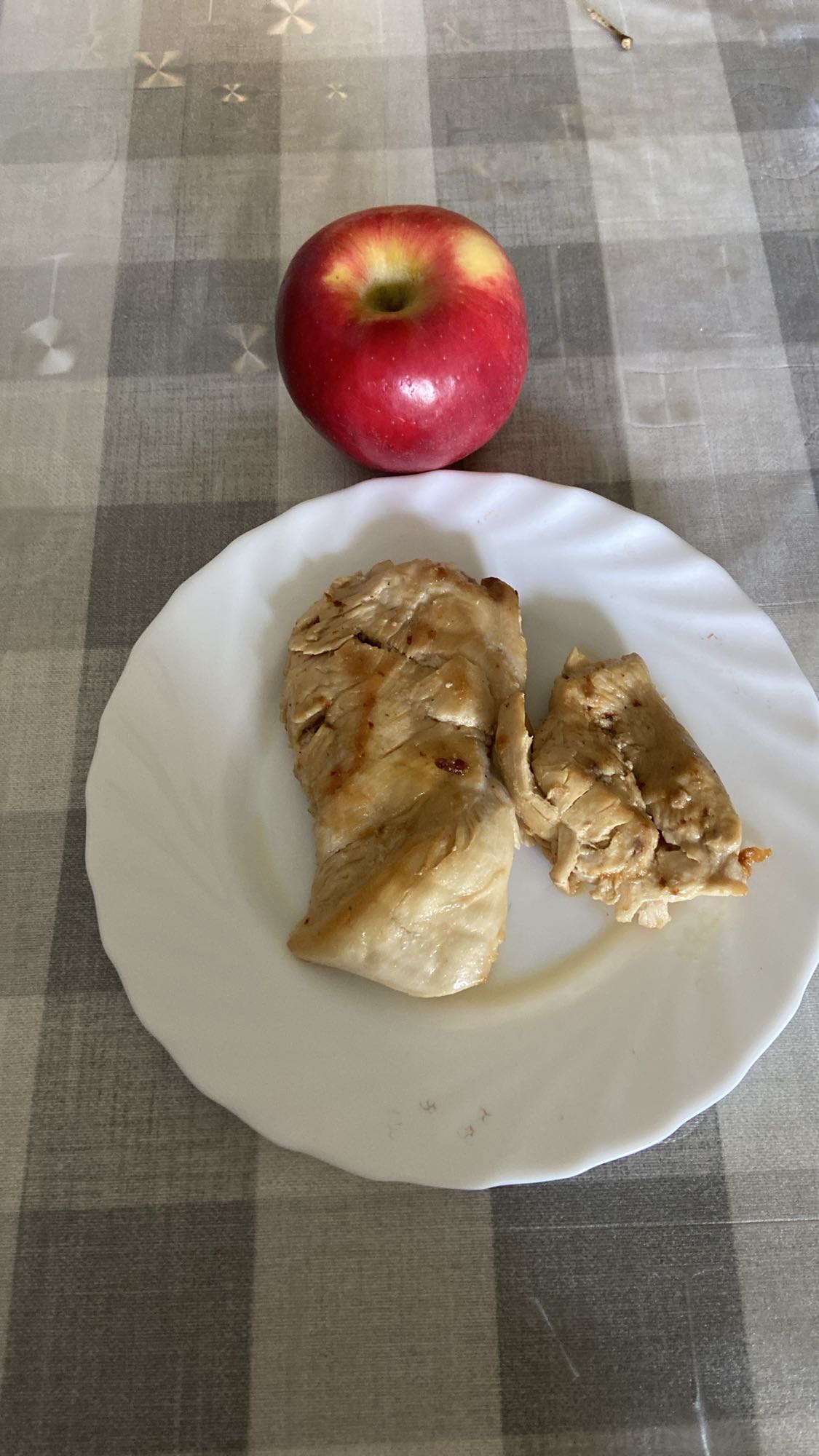 Pollo a la plancha y manzana