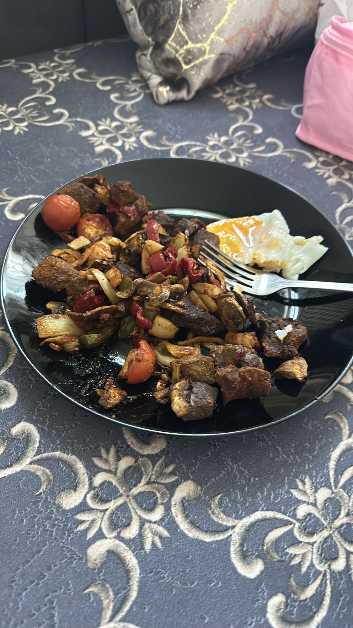 carne con verduras y huevo