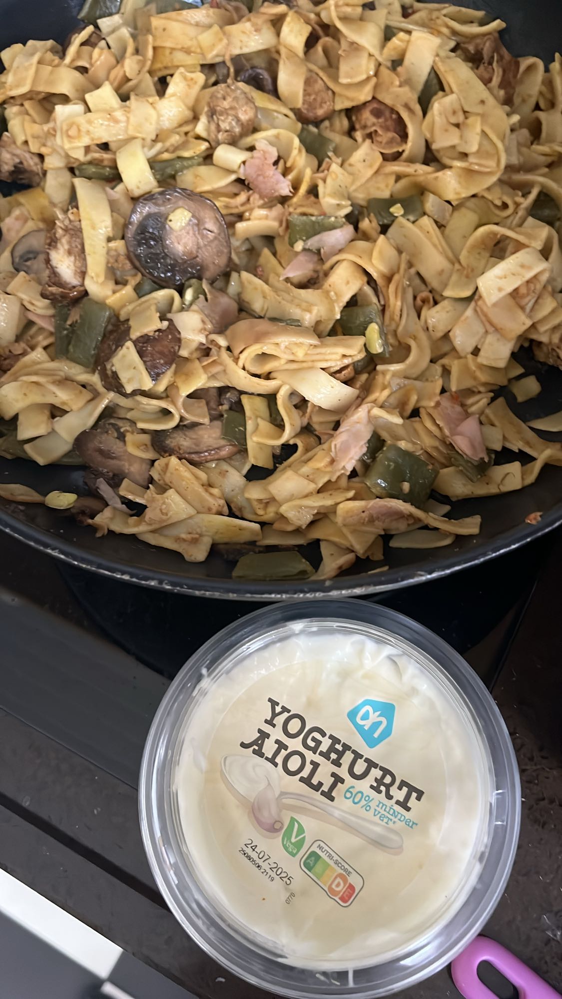 Pasta met groenten, kipstukjes, ham en yoghurt aioli