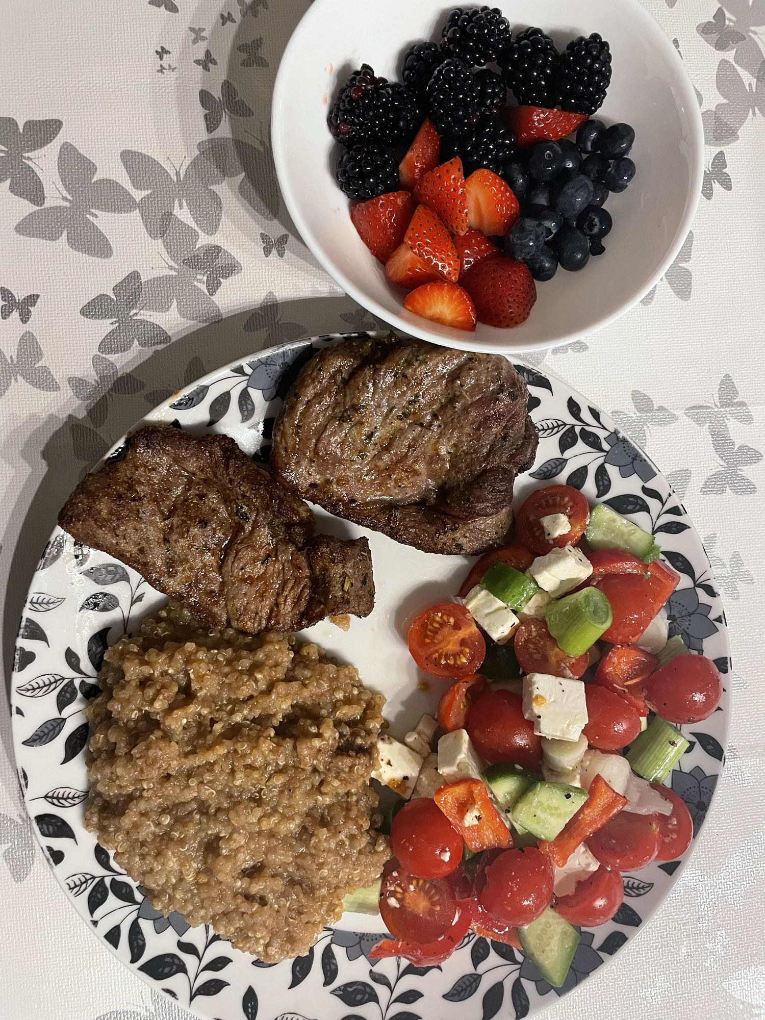 Grillet kød med salat