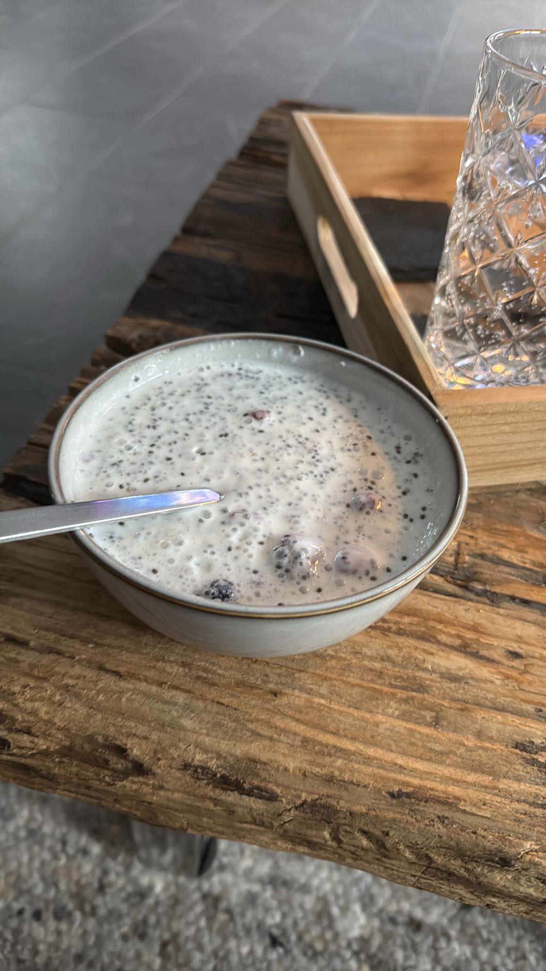 Chiapudding mit Skyr, Haferflocken und Beeren