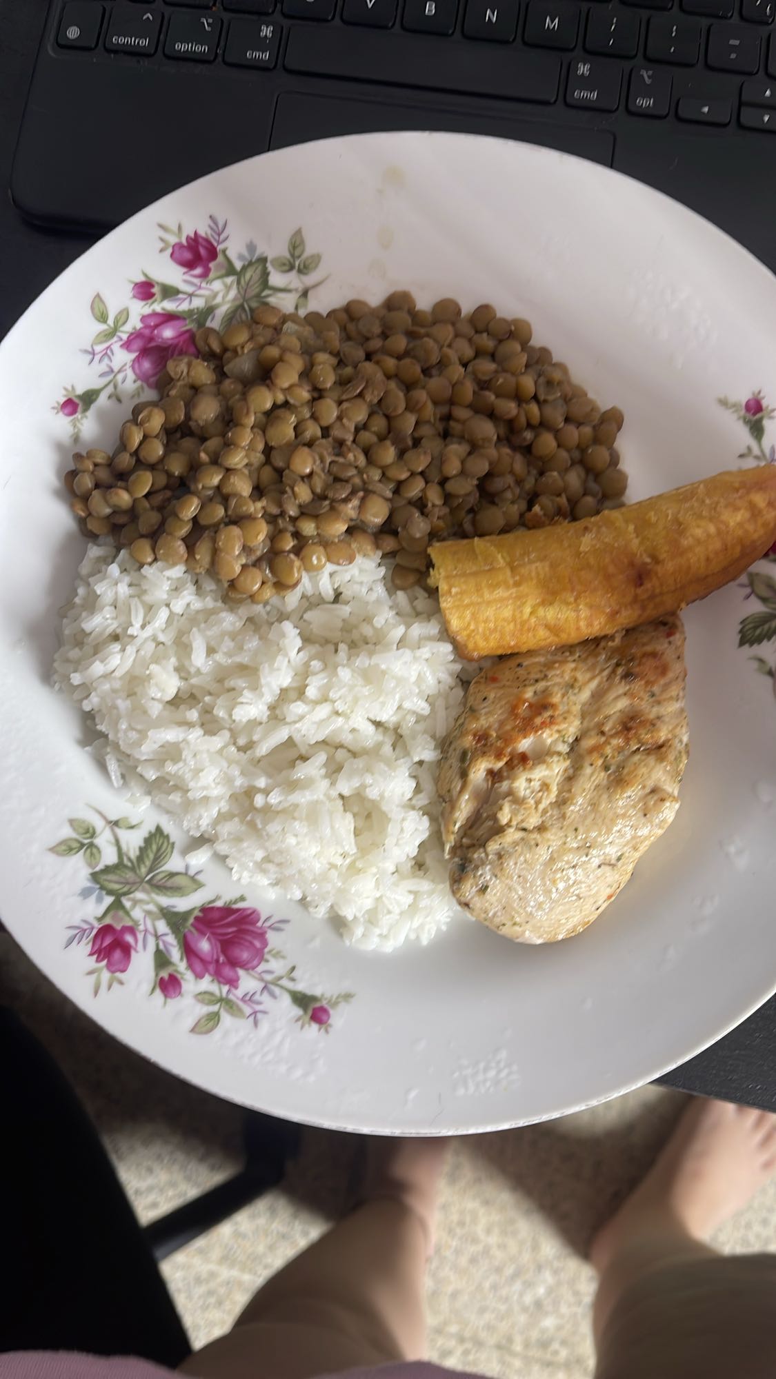 Pollo, arroz, lentejas y plátano
