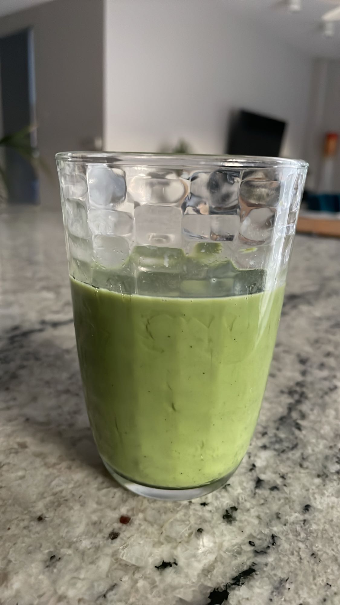 matcha latte z mlekiem owsianym i miodem