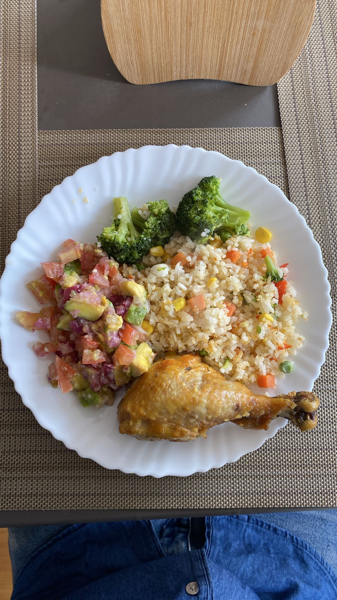 Pollo con arroz y ensalada