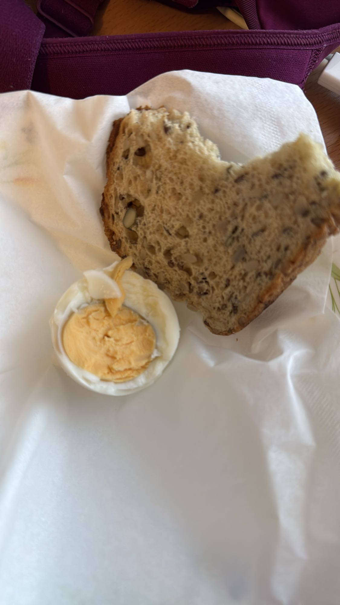 Ou fiert cu pâine cu semințe și kefir