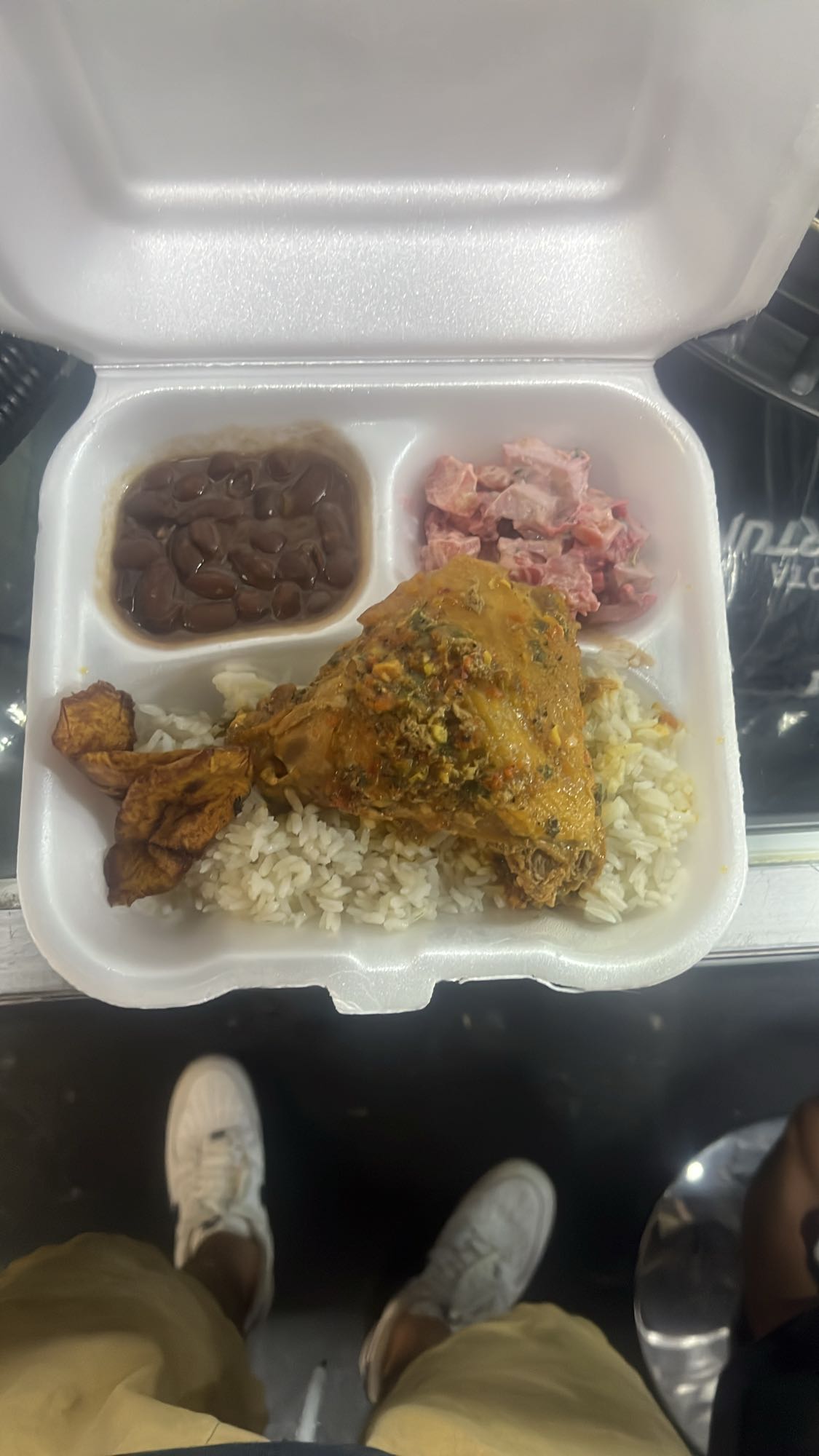 pollo con arroz y frijoles