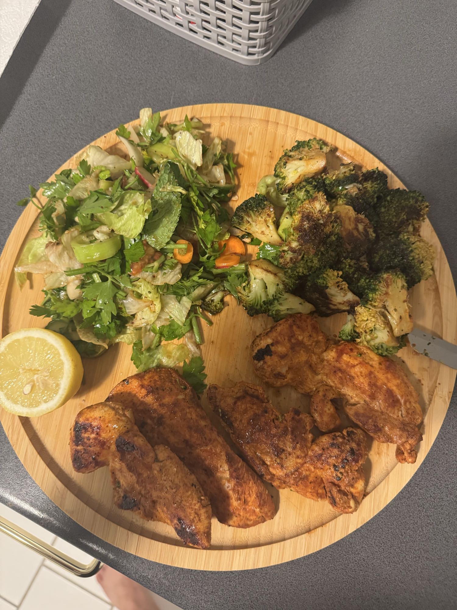 Grillteller mit Salat