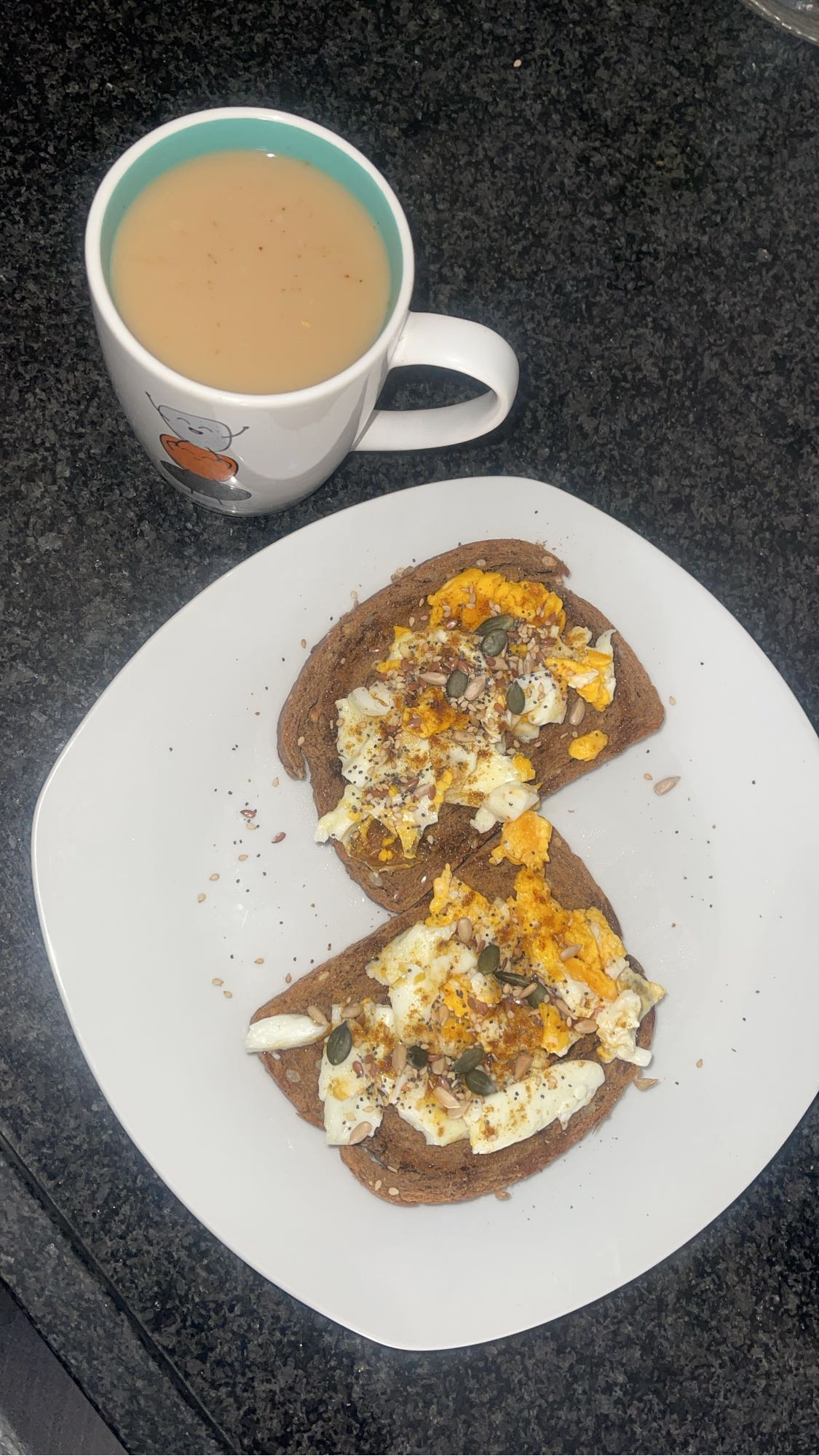 Tostadas con huevo y té