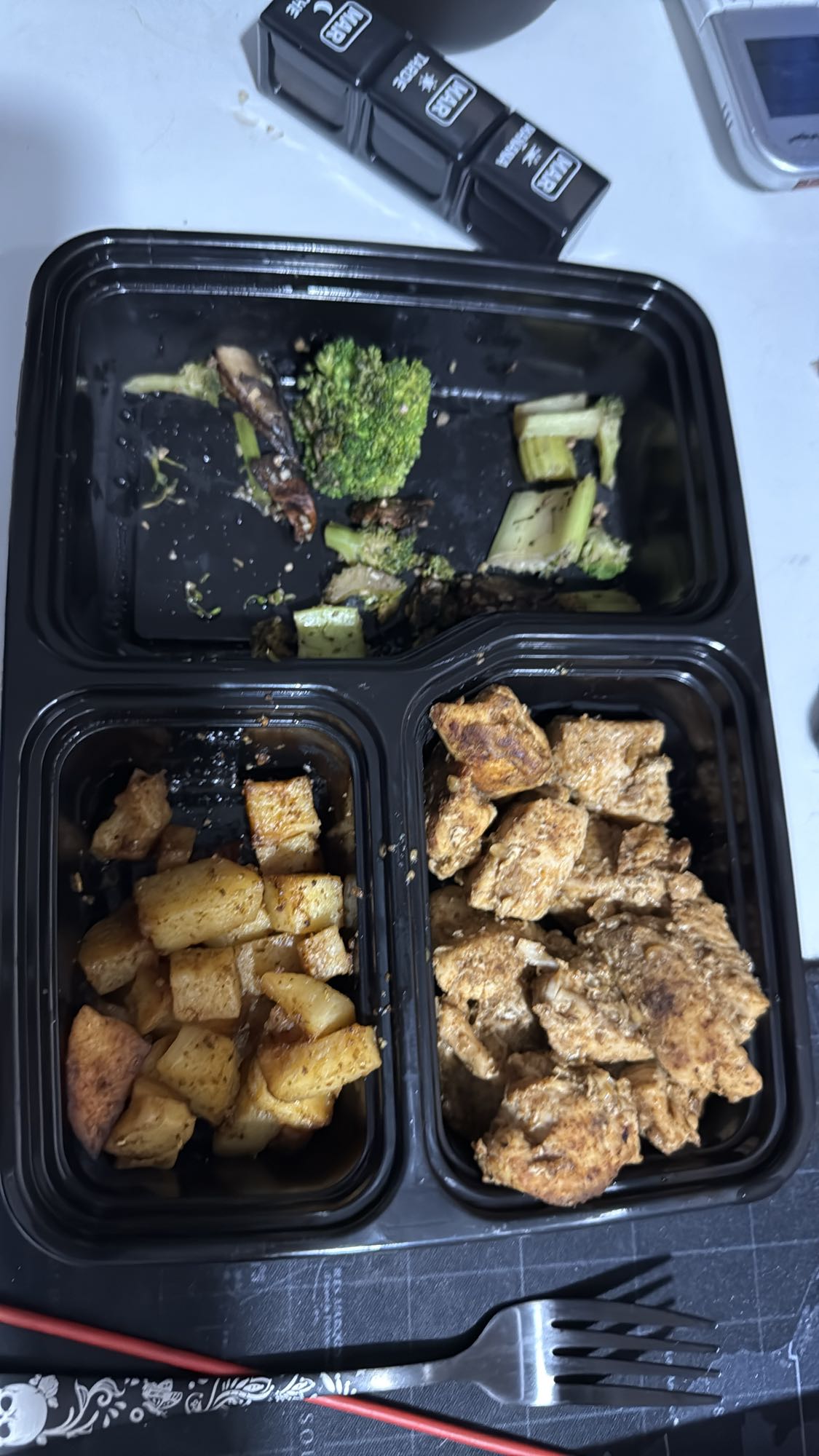 pollo, papas y brócoli