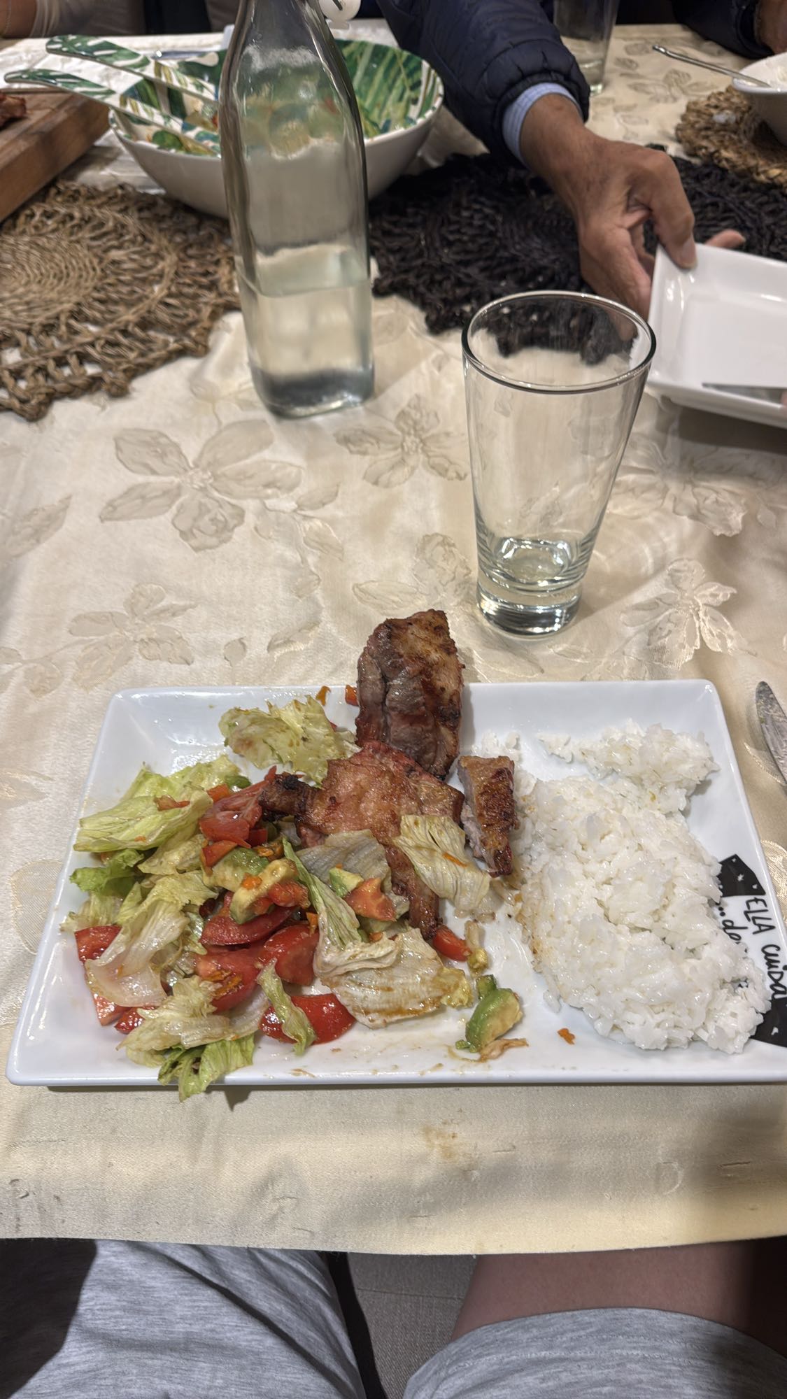 Carne con arroz y ensalada