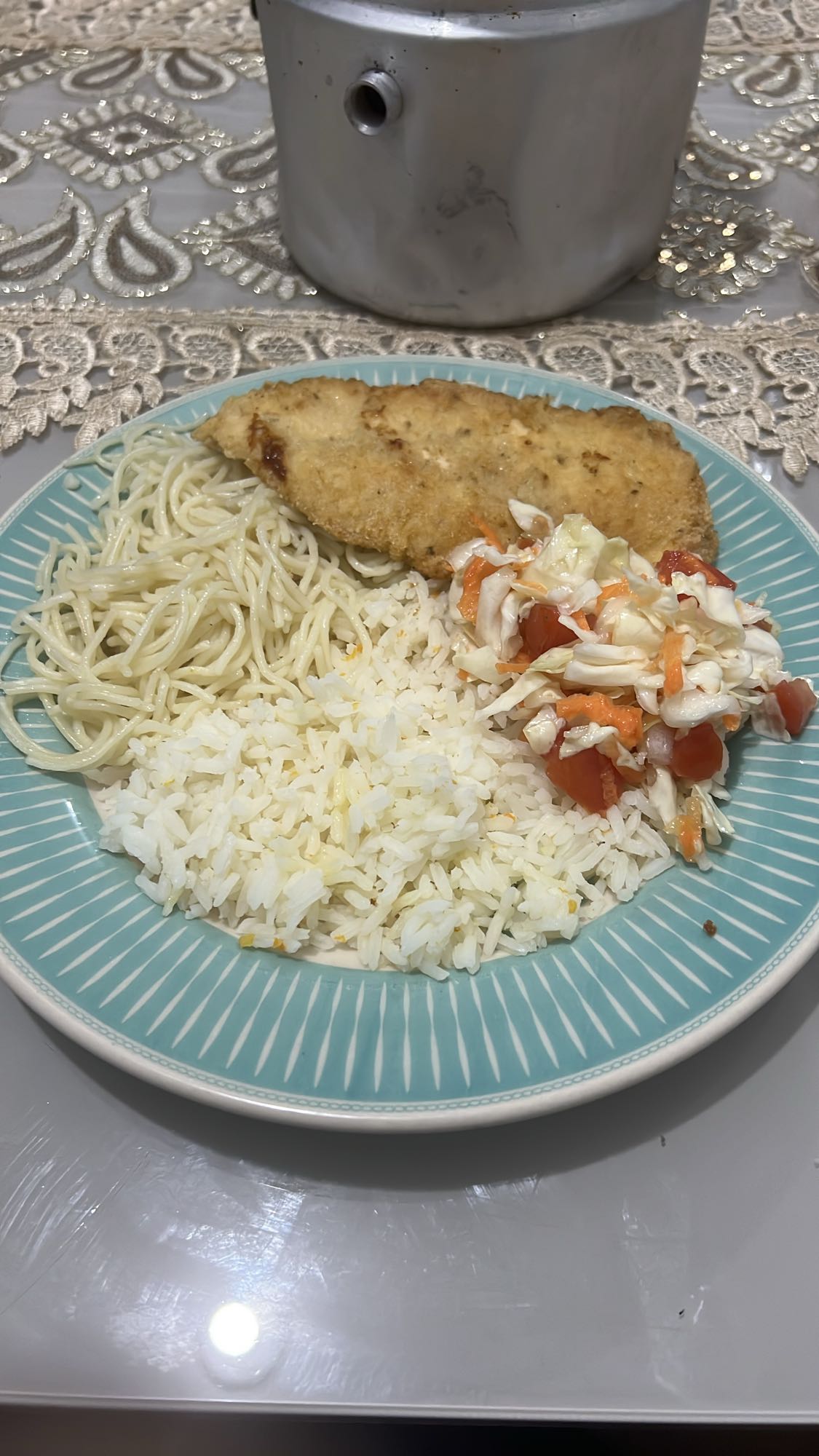 Frango com arroz e salada