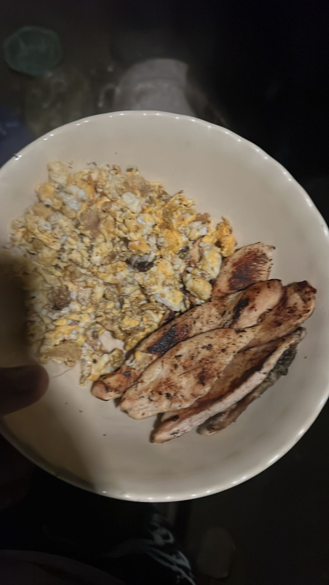 Pollo y huevos revueltos