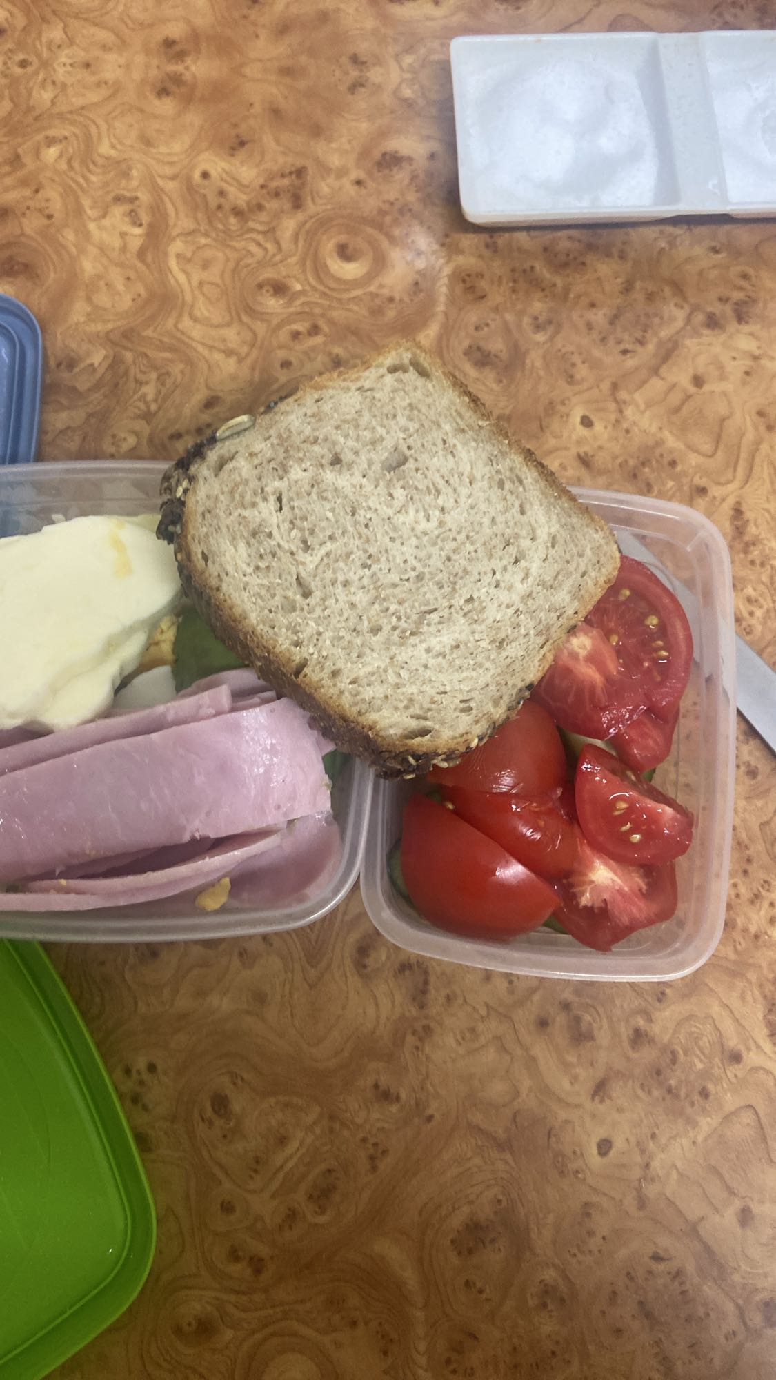 Sandviș cu ouă, avocado și legume