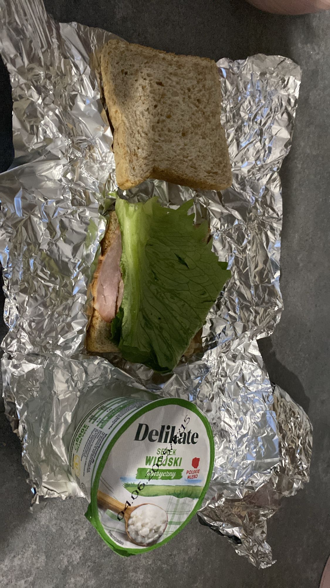 Kanapka z szynką i serek